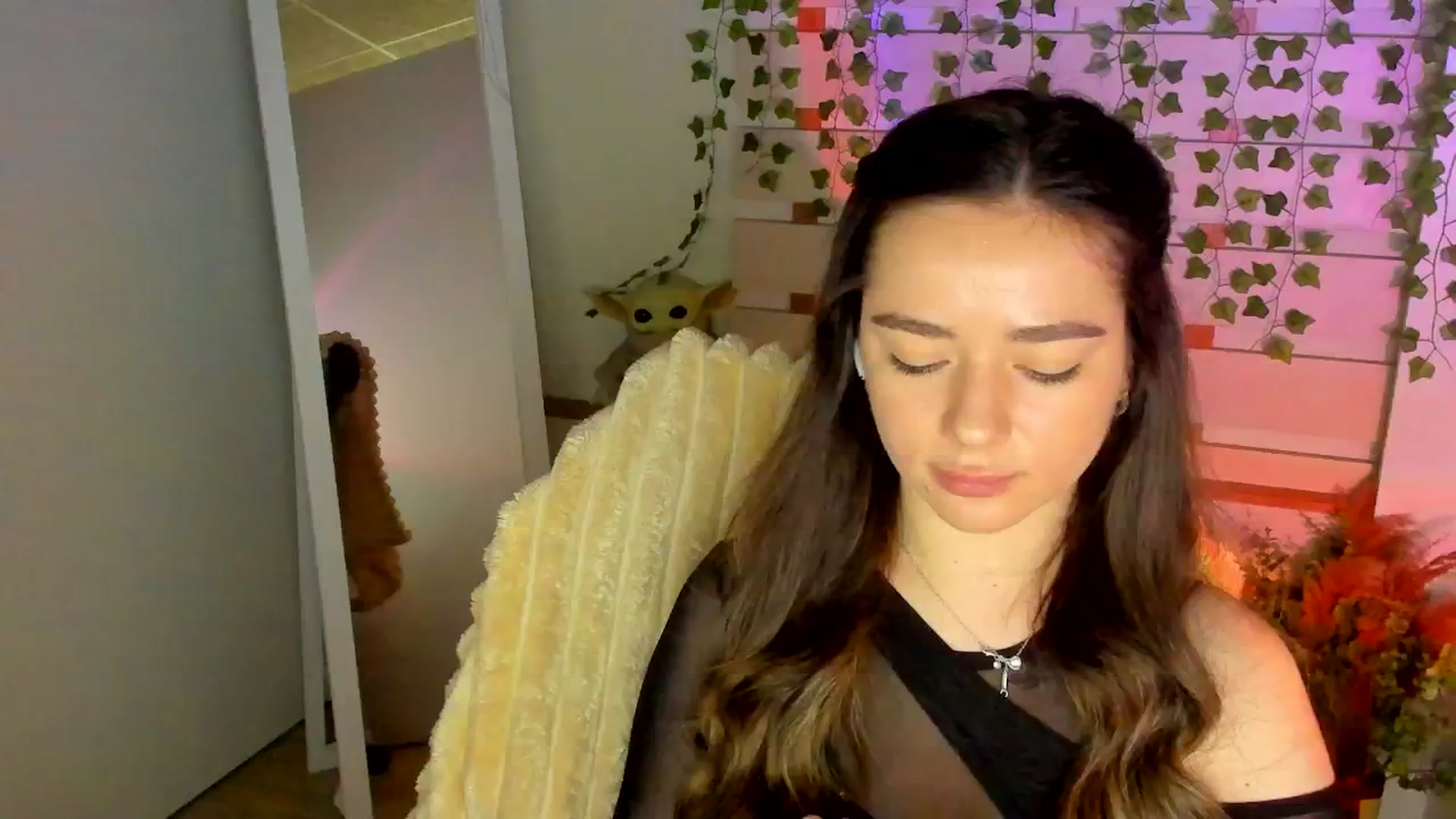 Gallery image thumbnail from KiraLove's myfreecams stream on, 05/08/2025, 13:18 image 10 of 20