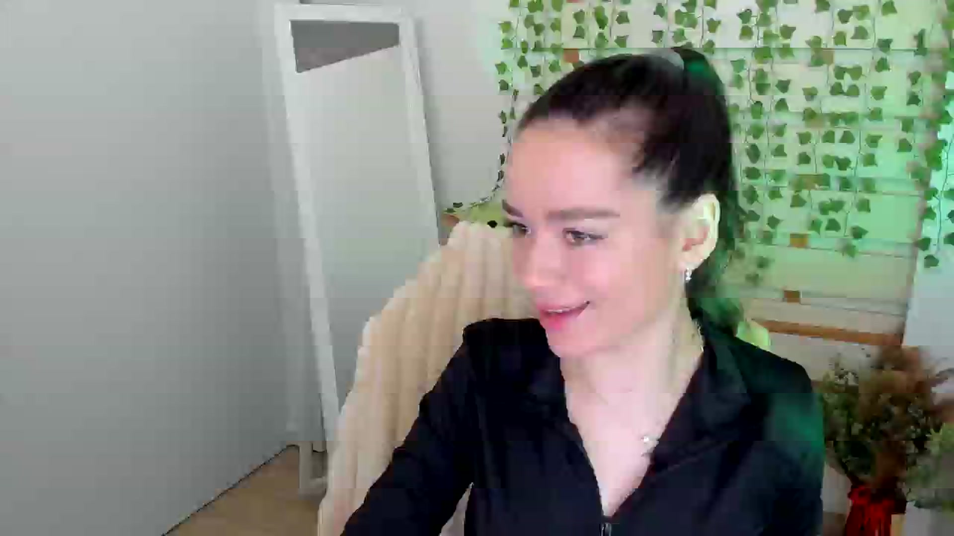 Gallery image thumbnail from KiraLove's myfreecams stream on, 05/19/2025, 12:50 image 17 of 20