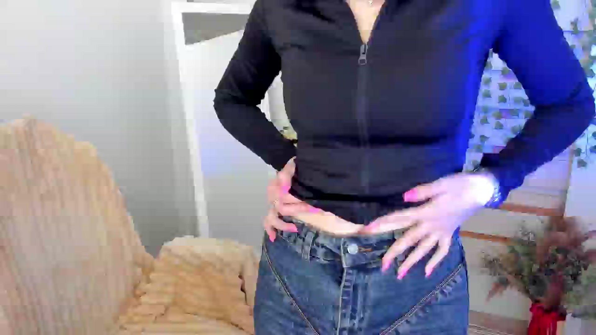 Gallery image thumbnail from KiraLove's myfreecams stream on, 05/19/2025, 12:50 image 18 of 20
