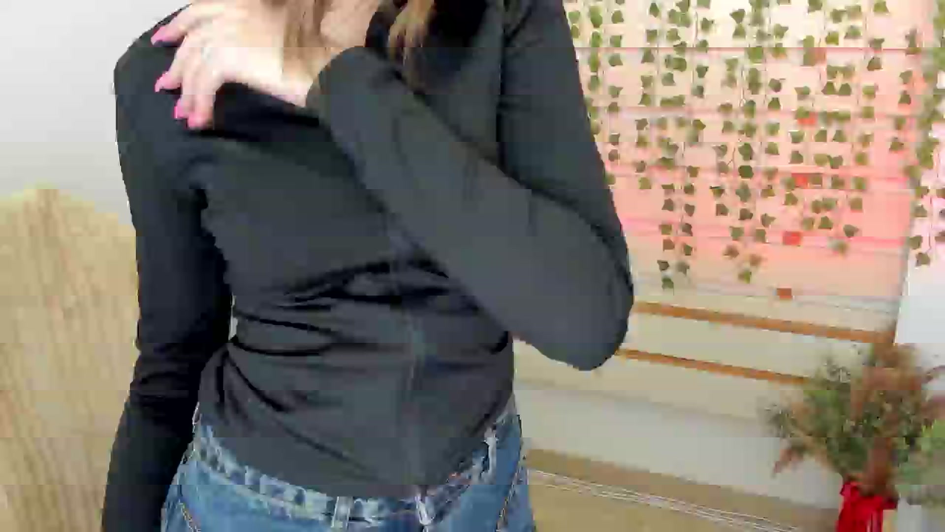 Gallery image thumbnail from KiraLove's myfreecams stream on, 05/19/2025, 12:50 image 20 of 20