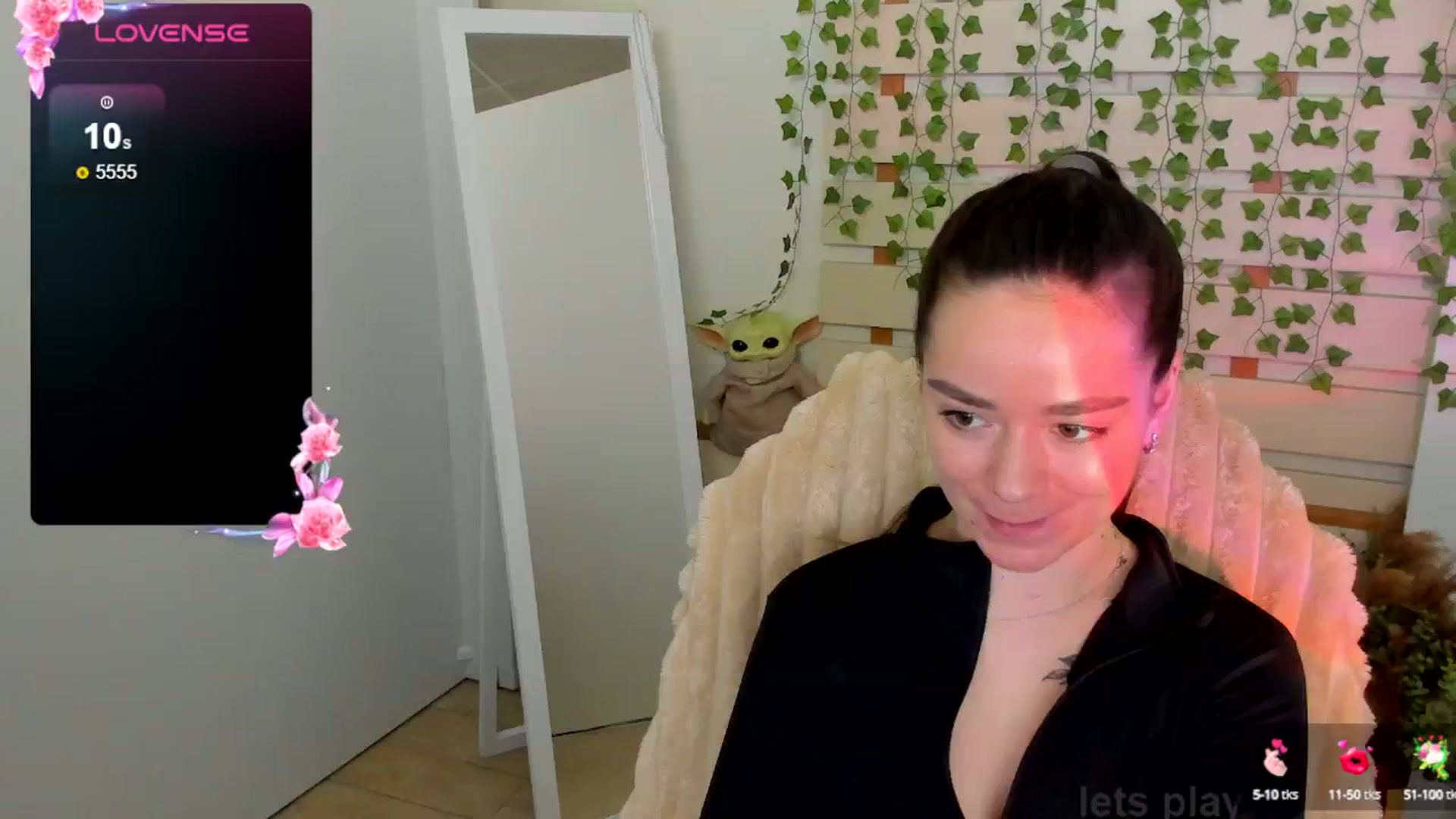 Gallery image thumbnail from KiraLove's myfreecams stream on, 05/19/2025, 15:00 image 12 of 20