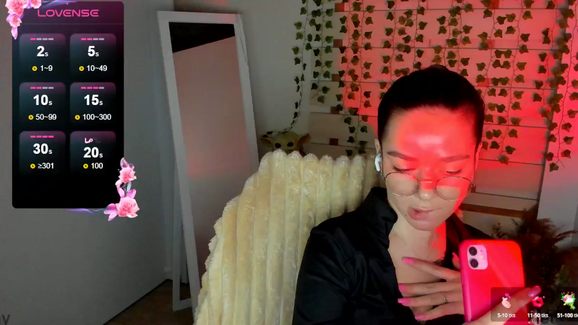 Gallery image thumbnail from KiraLove's myfreecams stream on, 05/19/2025, 17:47 image 15 of 20