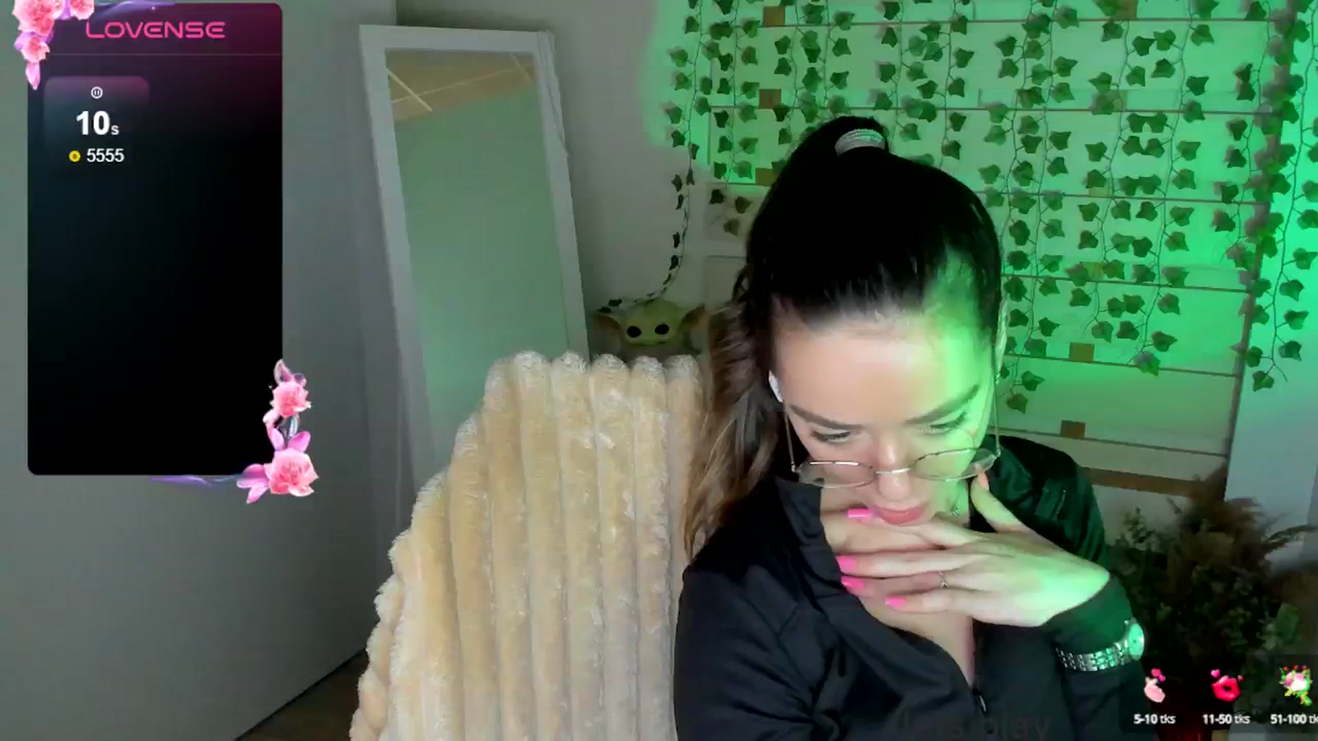 Gallery image thumbnail from KiraLove's myfreecams stream on, 05/19/2025, 17:47 image 12 of 20