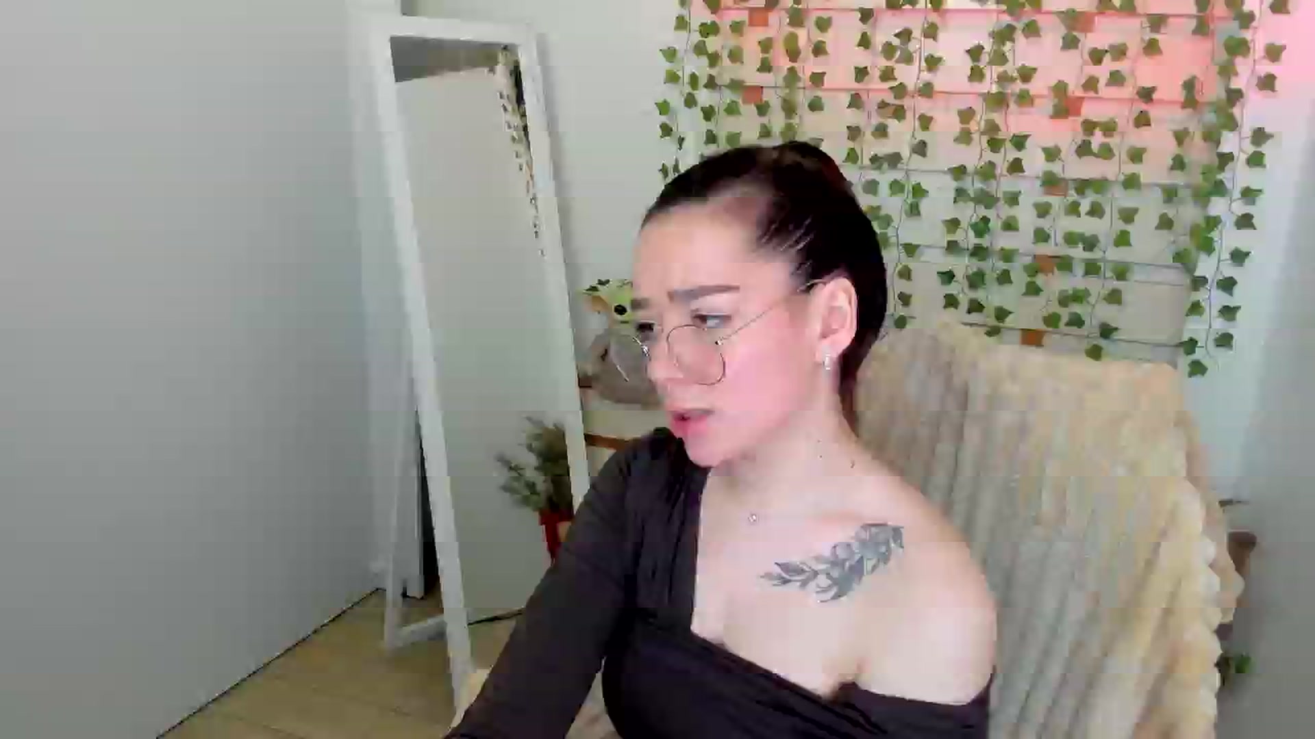 Gallery image thumbnail from KiraLove's myfreecams stream on, 05/24/2025, 10:17 image 3 of 20
