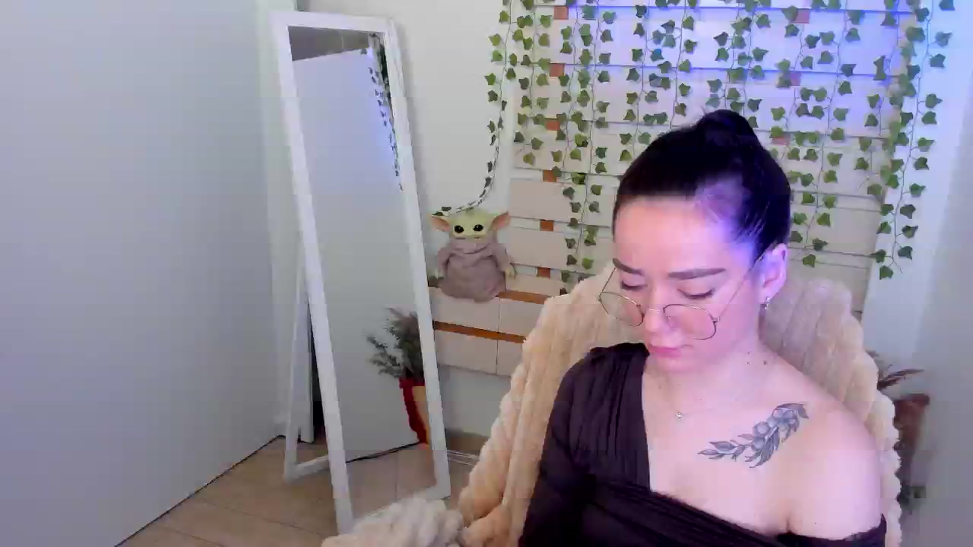 Gallery image thumbnail from KiraLove's myfreecams stream on, 05/24/2025, 10:17 image 4 of 20