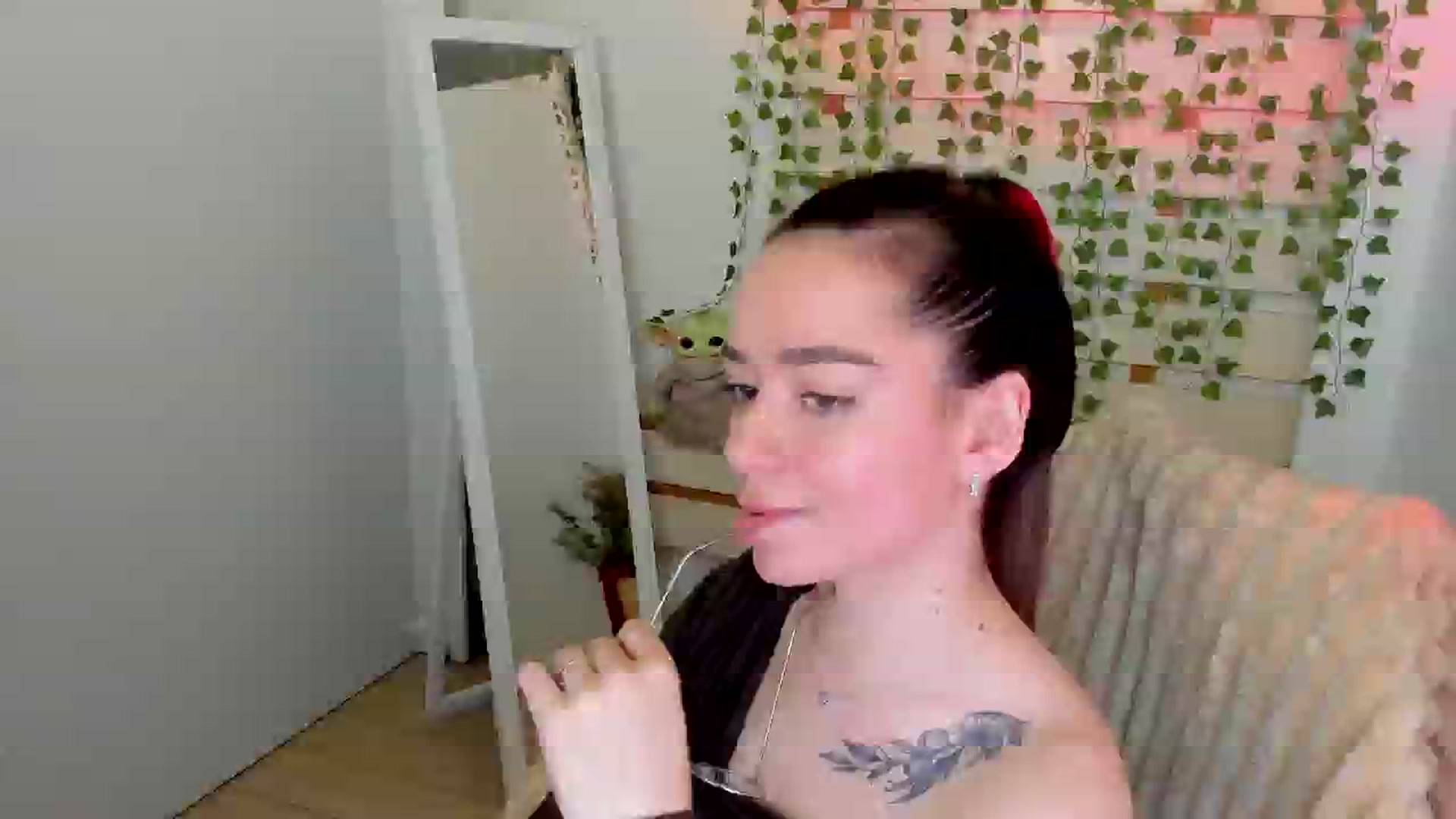 Gallery image thumbnail from KiraLove's myfreecams stream on, 05/24/2025, 10:17 image 2 of 20