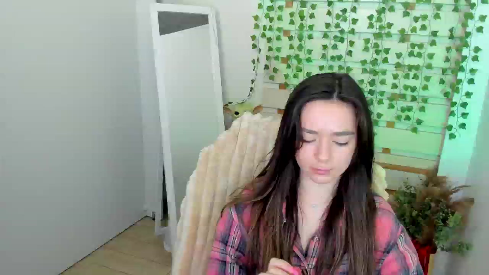 Gallery image thumbnail from KiraLove's myfreecams stream on, 05/25/2025, 08:14 image 19 of 20