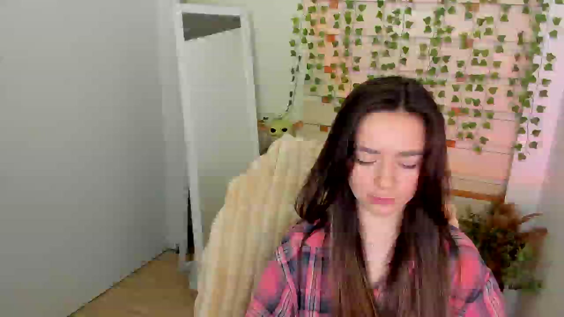 Gallery image thumbnail from KiraLove's myfreecams stream on, 05/25/2025, 08:14 image 20 of 20
