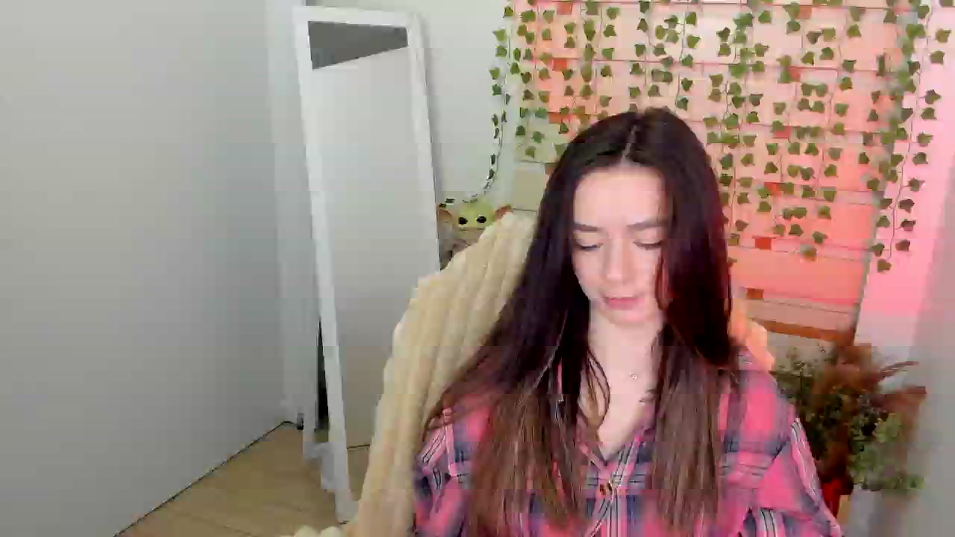 Gallery image thumbnail from KiraLove's myfreecams stream on, 05/25/2025, 08:14 image 17 of 20