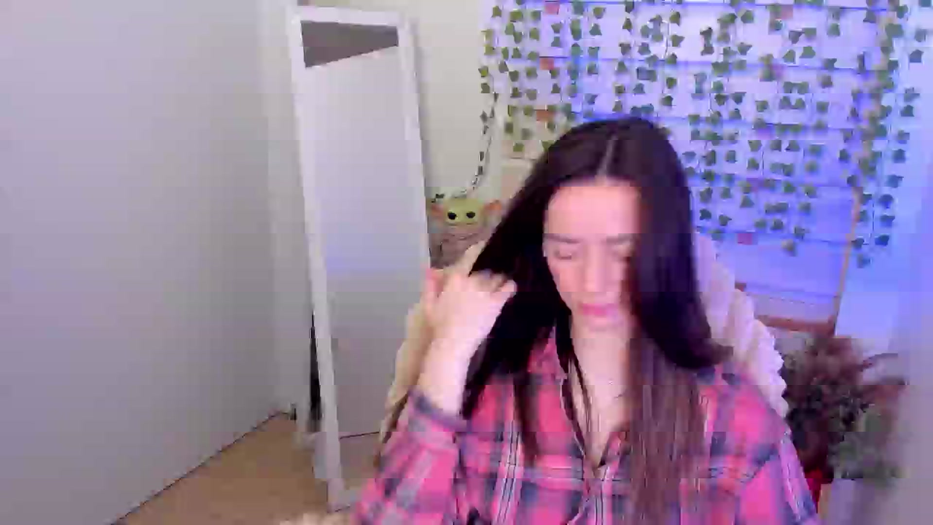 Gallery image thumbnail from KiraLove's myfreecams stream on, 05/25/2025, 08:14 image 14 of 20