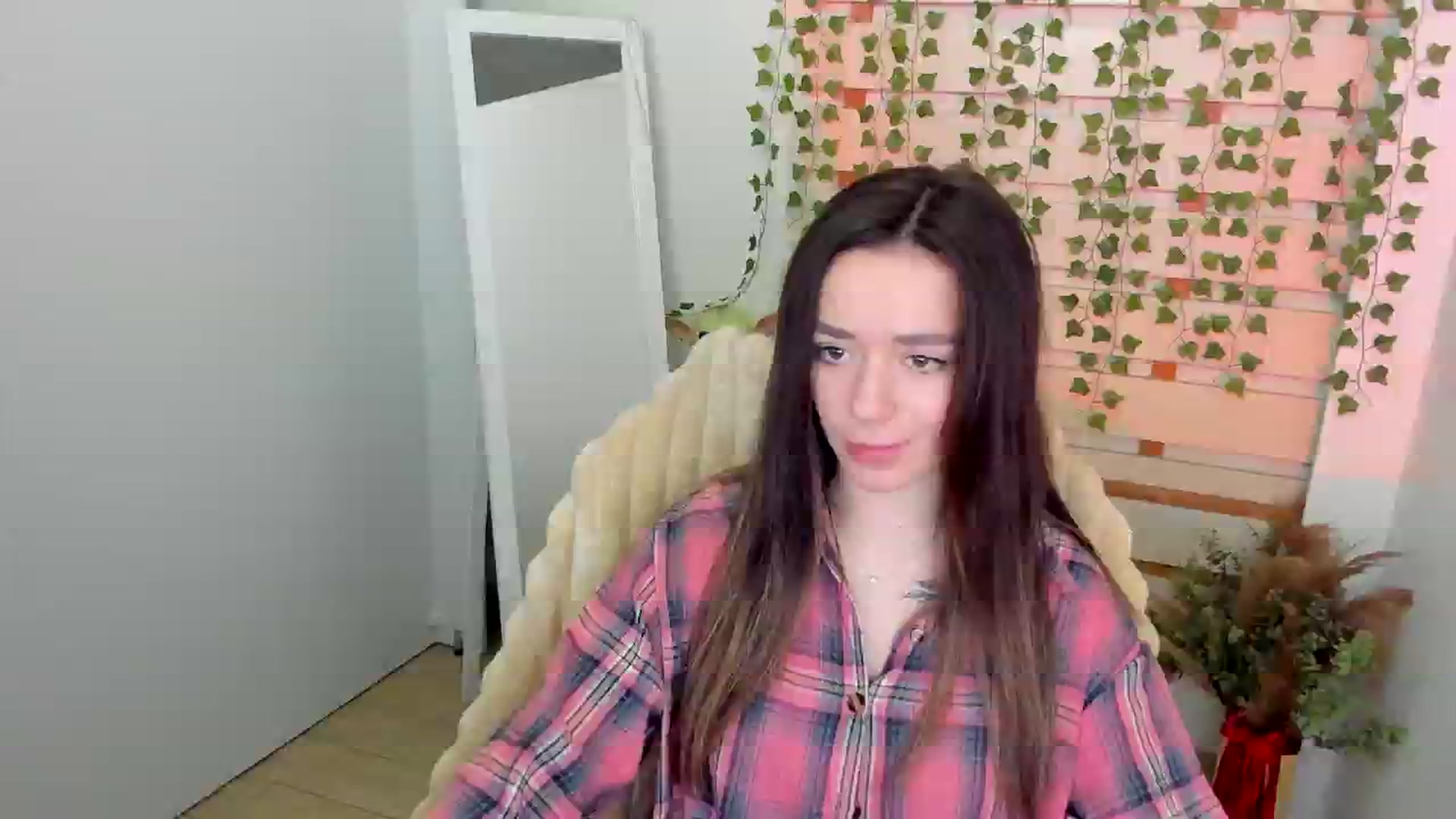 Gallery image thumbnail from KiraLove's myfreecams stream on, 05/25/2025, 08:14 image 1 of 20