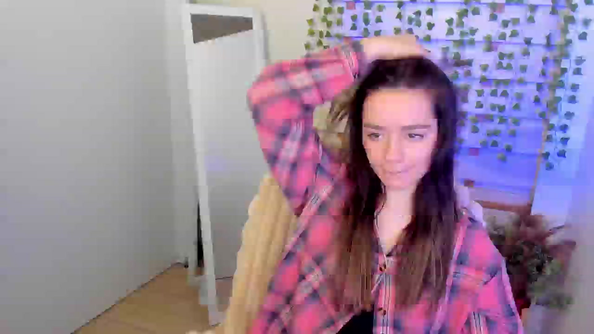 Gallery image thumbnail from KiraLove's myfreecams stream on, 05/25/2025, 08:14 image 16 of 20