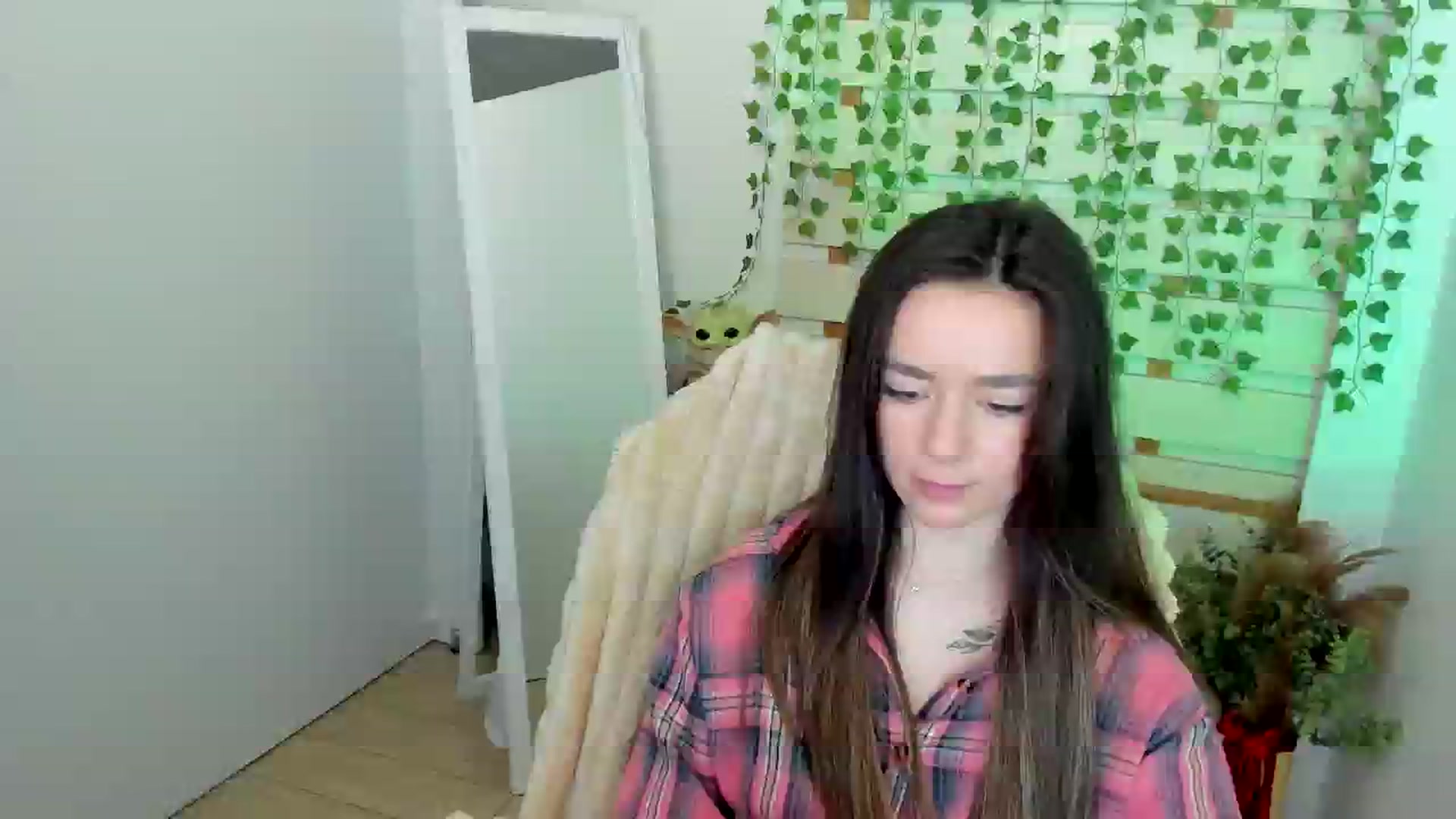 Gallery image thumbnail from KiraLove's myfreecams stream on, 05/25/2025, 10:15 image 1 of 20