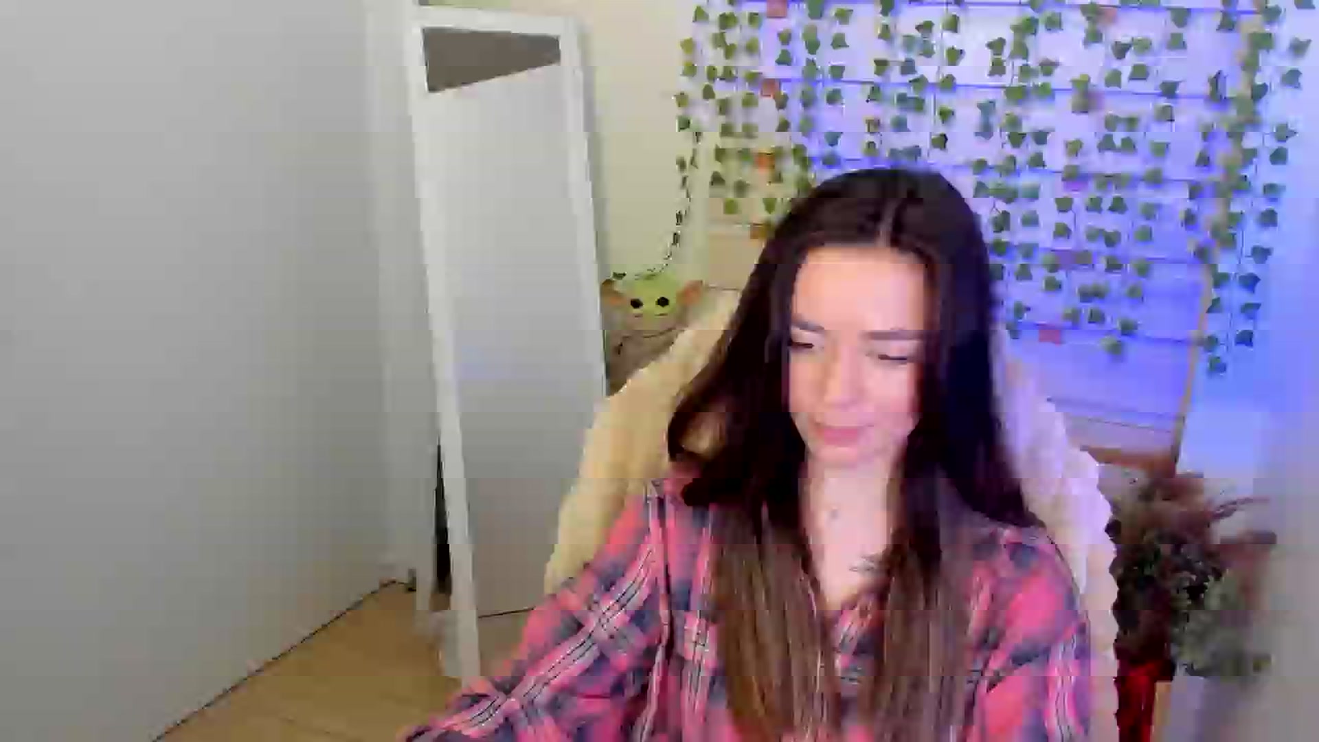 Gallery image thumbnail from KiraLove's myfreecams stream on, 05/25/2025, 10:15 image 18 of 20