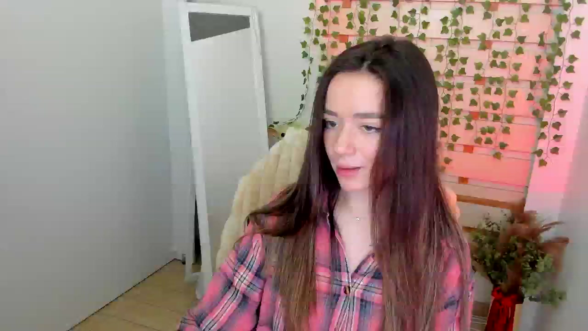 Gallery image thumbnail from KiraLove's myfreecams stream on, 05/25/2025, 10:15 image 14 of 20
