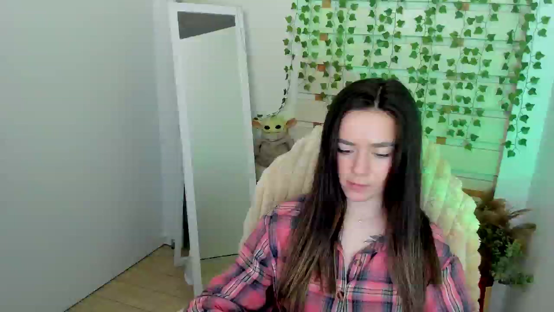 Gallery image thumbnail from KiraLove's myfreecams stream on, 05/25/2025, 12:05 image 2 of 20
