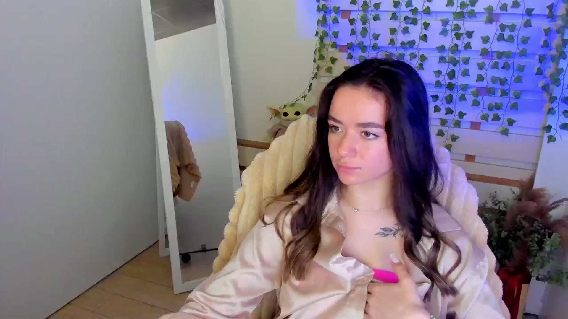 Gallery image thumbnail from KiraLove's myfreecams stream on, 06/08/2025, 07:35 image 17 of 20