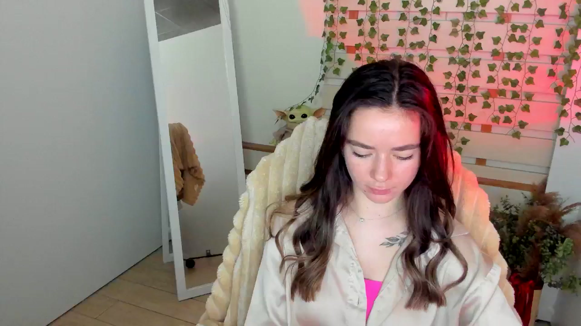 Gallery image thumbnail from KiraLove's myfreecams stream on, 06/08/2025, 07:35 image 14 of 20