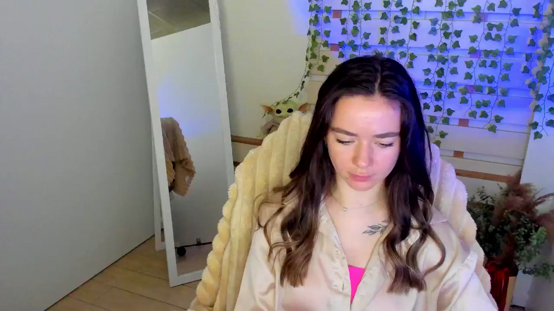 Gallery image thumbnail from KiraLove's myfreecams stream on, 06/08/2025, 07:35 image 13 of 20