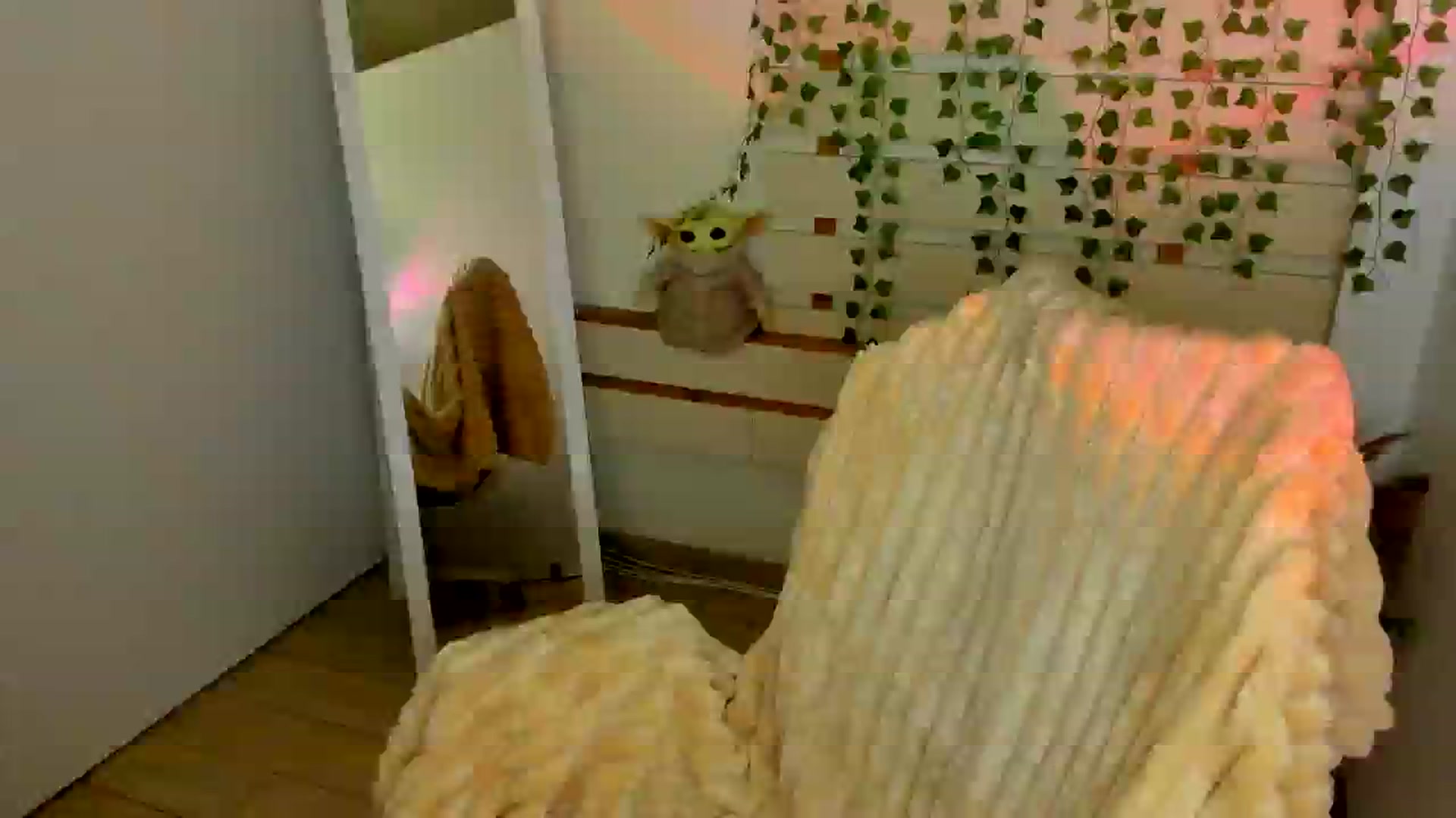 Gallery image thumbnail from KiraLove's myfreecams stream on, 06/10/2025, 11:46 image 19 of 20