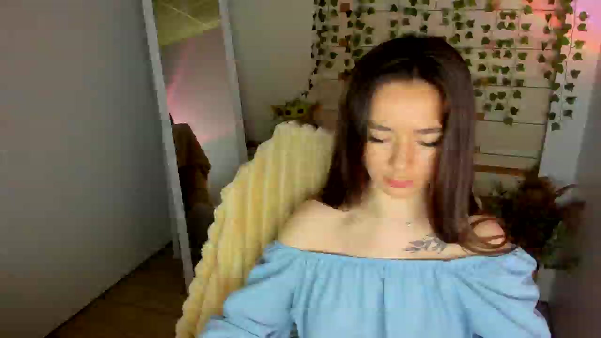 Gallery image thumbnail from KiraLove's myfreecams stream on, 06/15/2025, 08:50 image 17 of 20