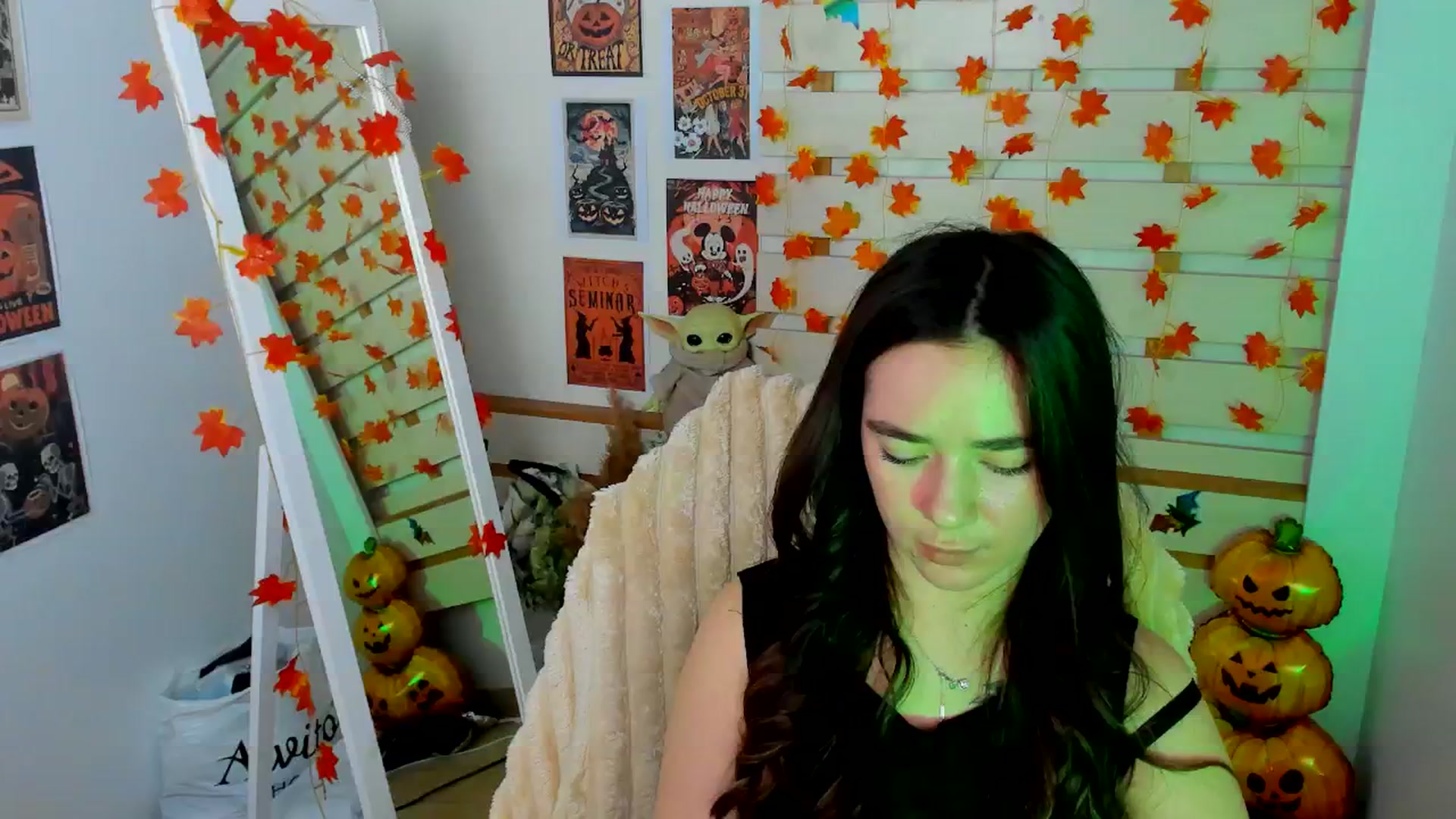 Gallery image thumbnail from KiraLove's myfreecams stream on, 11/13/2025, 12:12 image 18 of 20