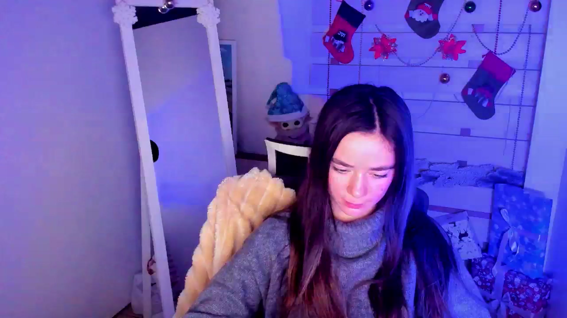 Gallery image thumbnail from KiraLove's myfreecams stream on, 12/06/2025, 12:34 image 15 of 20