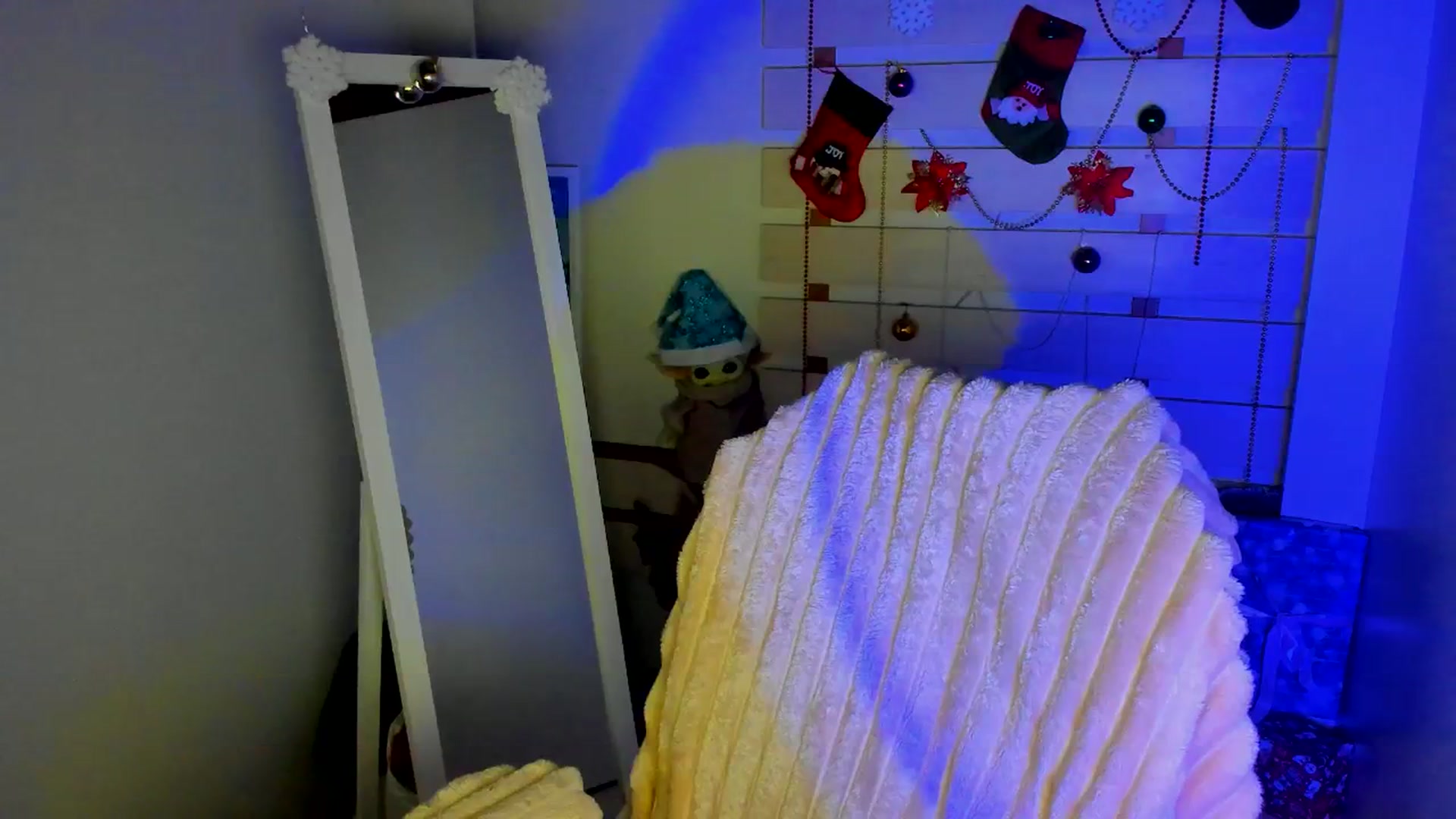 Gallery image thumbnail from KiraLove's myfreecams stream on, 12/13/2025, 13:04 image 20 of 20