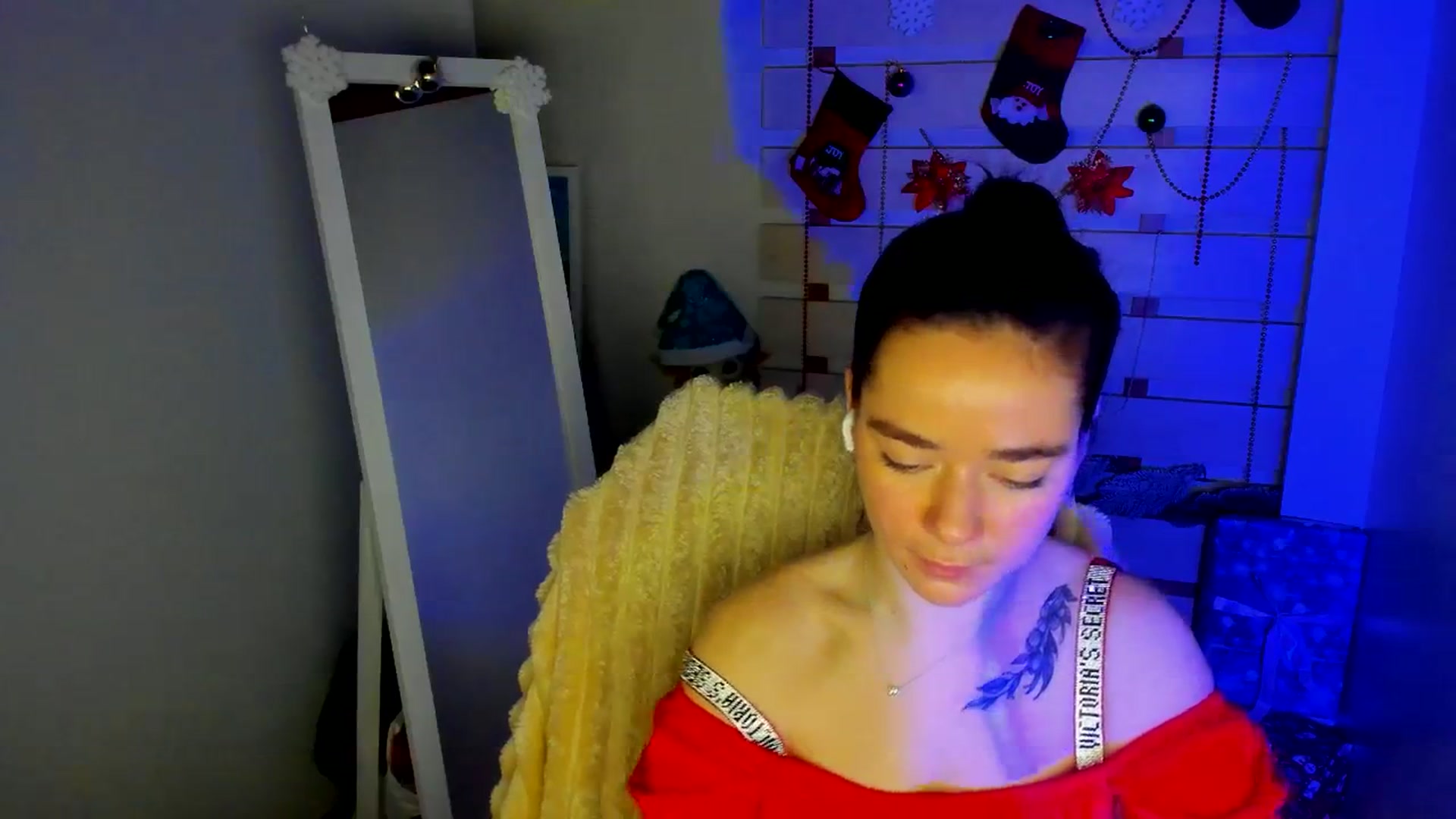Gallery image thumbnail from KiraLove's myfreecams stream on, 12/13/2025, 13:04 image 13 of 20