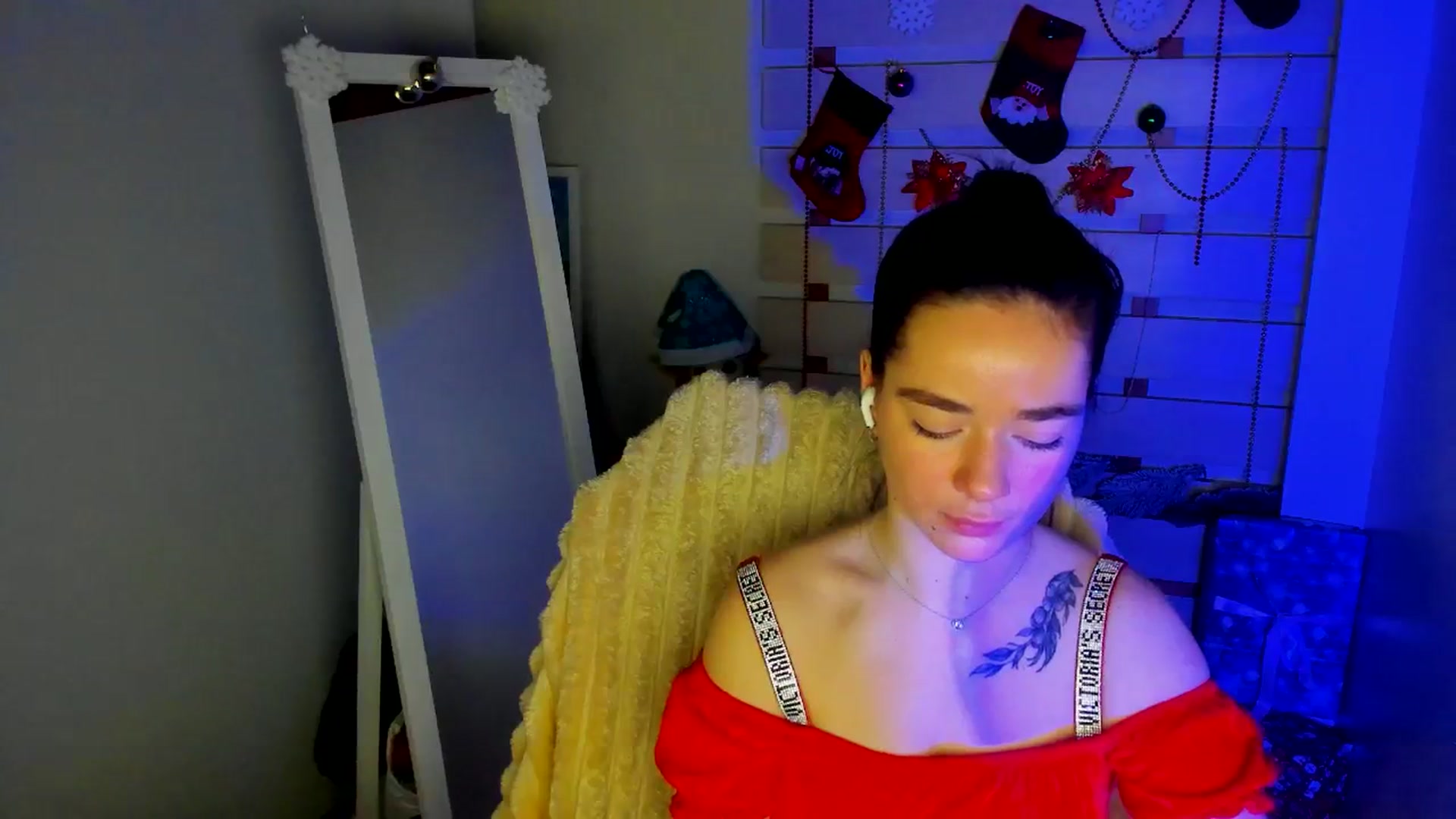 Gallery image thumbnail from KiraLove's myfreecams stream on, 12/13/2025, 13:04 image 12 of 20