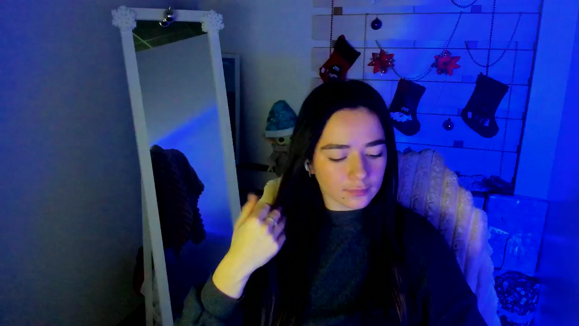 Gallery image thumbnail from KiraLove's myfreecams stream on, 12/27/2025, 12:47 image 16 of 20