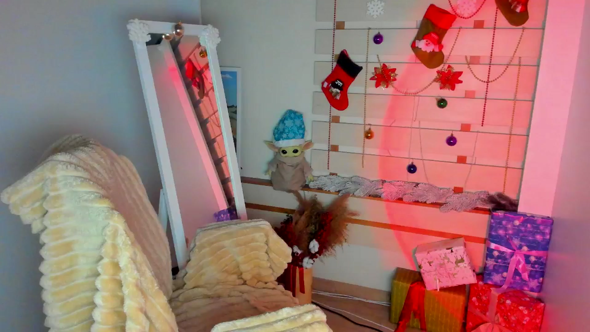 Gallery image thumbnail from KiraLove's myfreecams stream on, 01/04/2026, 12:26 image 3 of 20