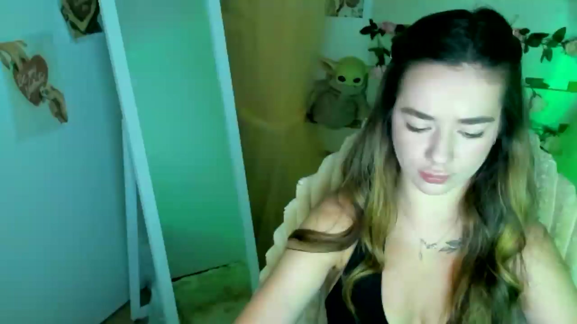 Gallery image thumbnail from KiraLove's myfreecams stream on, 06/24/2026, 07:25 image 17 of 20
