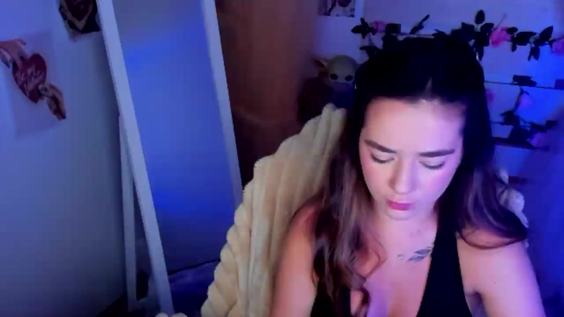 Gallery image thumbnail from KiraLove's myfreecams stream on, 06/24/2026, 09:25 image 6 of 20