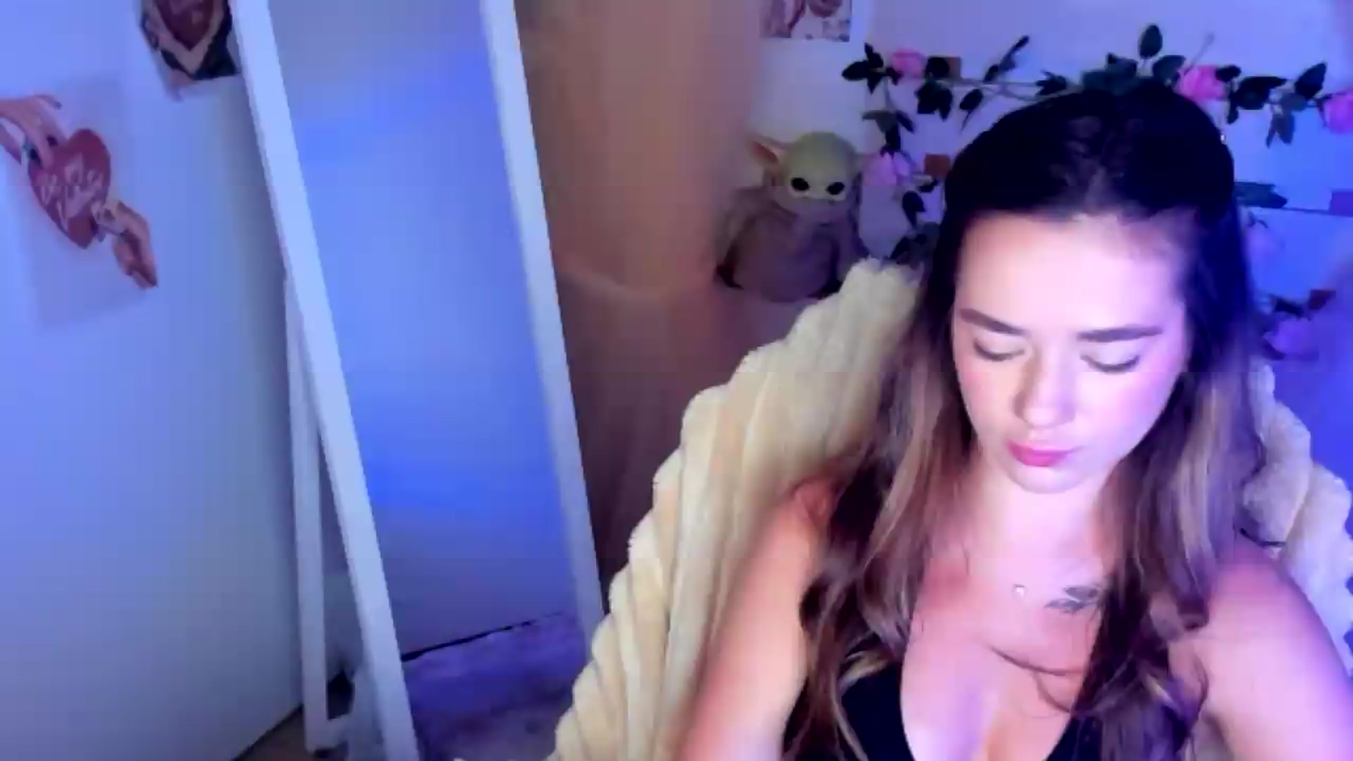 Gallery image thumbnail from KiraLove's myfreecams stream on, 06/24/2026, 11:47 image 4 of 20