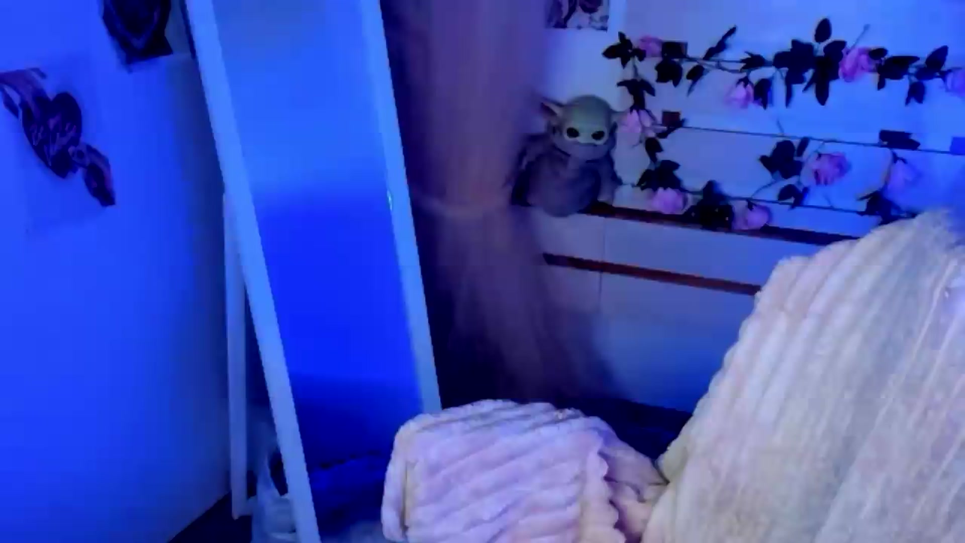 Gallery image thumbnail from KiraLove's myfreecams stream on, 06/25/2026, 06:35 image 5 of 20