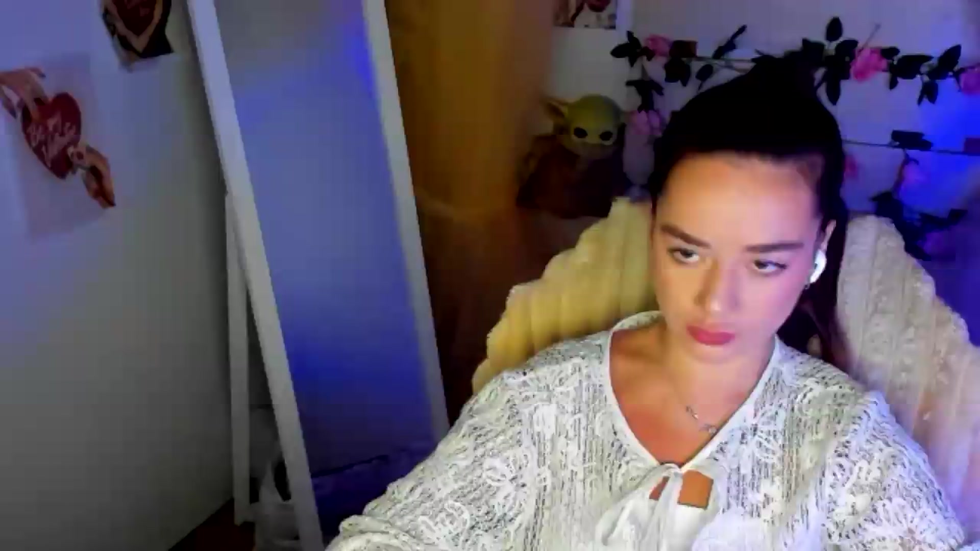 Gallery image thumbnail from KiraLove's myfreecams stream on, 06/25/2026, 08:06 image 12 of 20