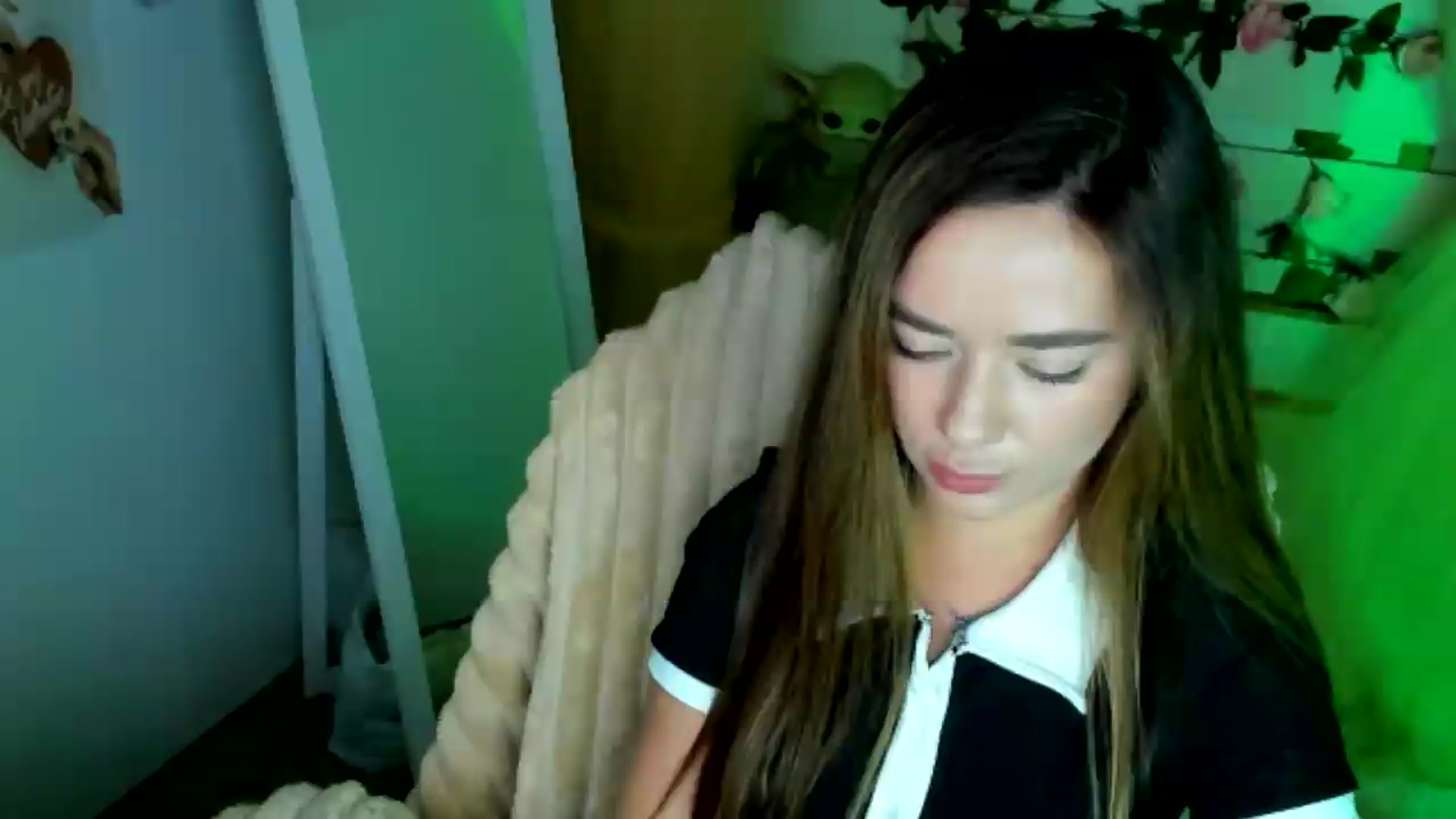 Gallery image thumbnail from KiraLove's myfreecams stream on, 06/26/2026, 09:55 image 6 of 20