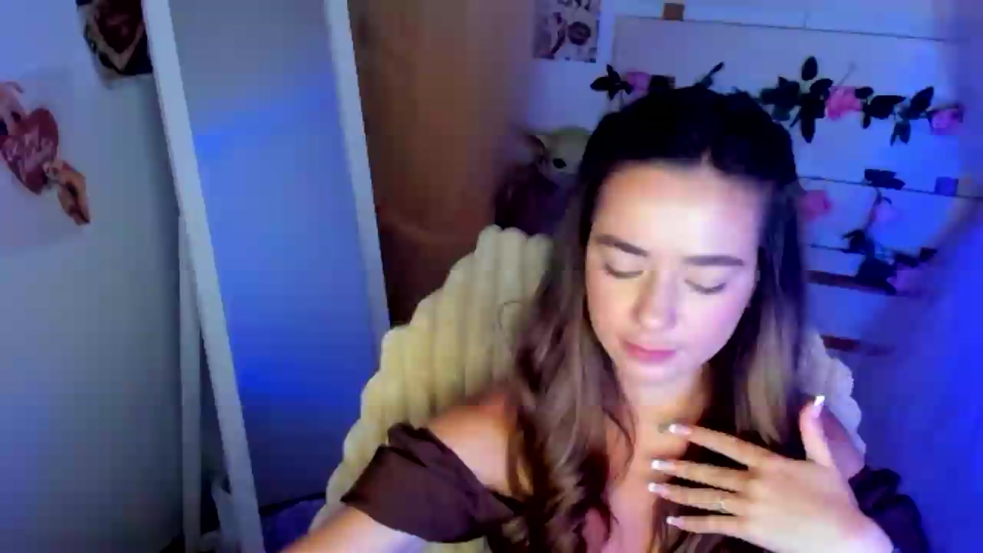 Gallery image thumbnail from KiraLove's myfreecams stream on, 06/29/2026, 10:35 image 9 of 20