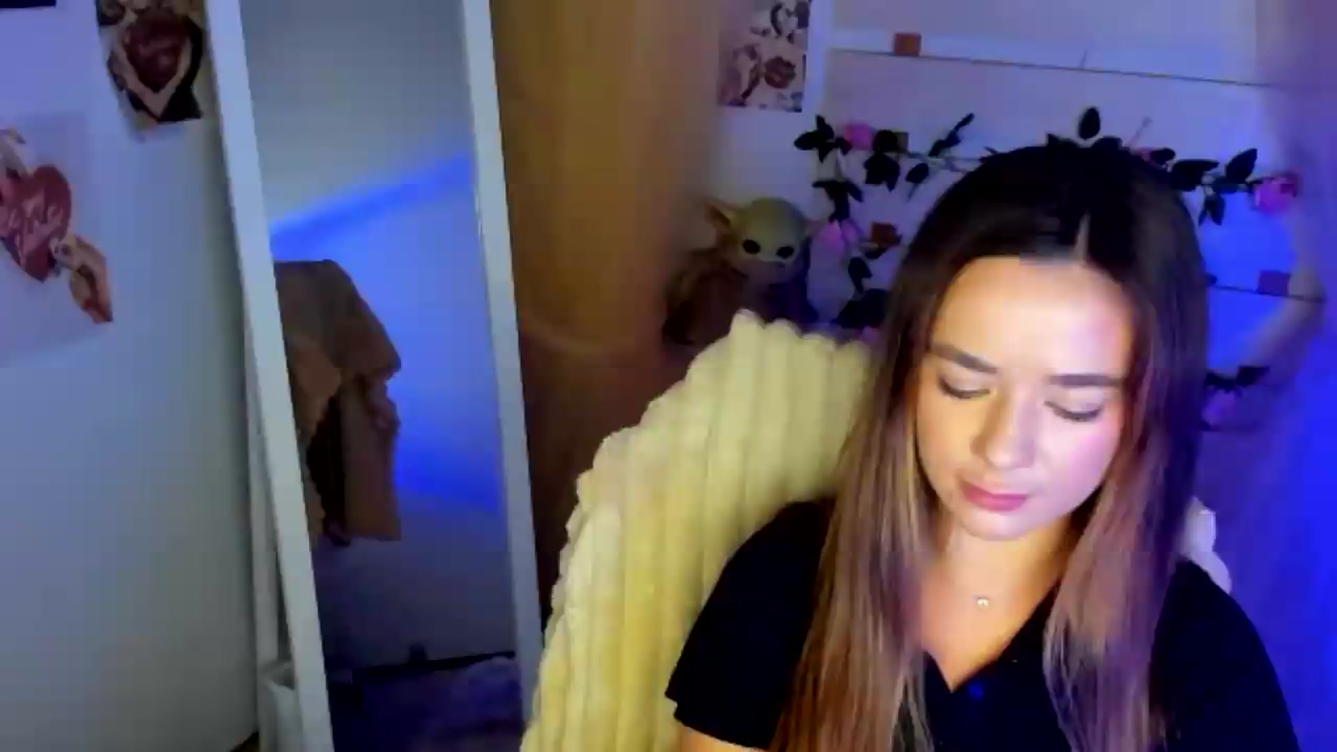 Gallery image thumbnail from KiraLove's myfreecams stream on, 07/01/2026, 08:41 image 14 of 20