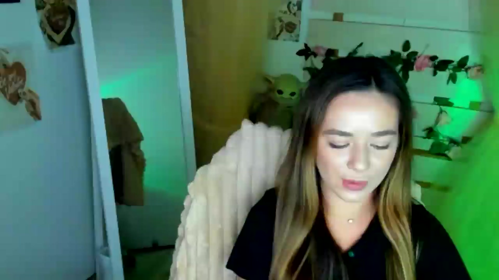 Gallery image thumbnail from KiraLove's myfreecams stream on, 07/01/2026, 08:41 image 18 of 20
