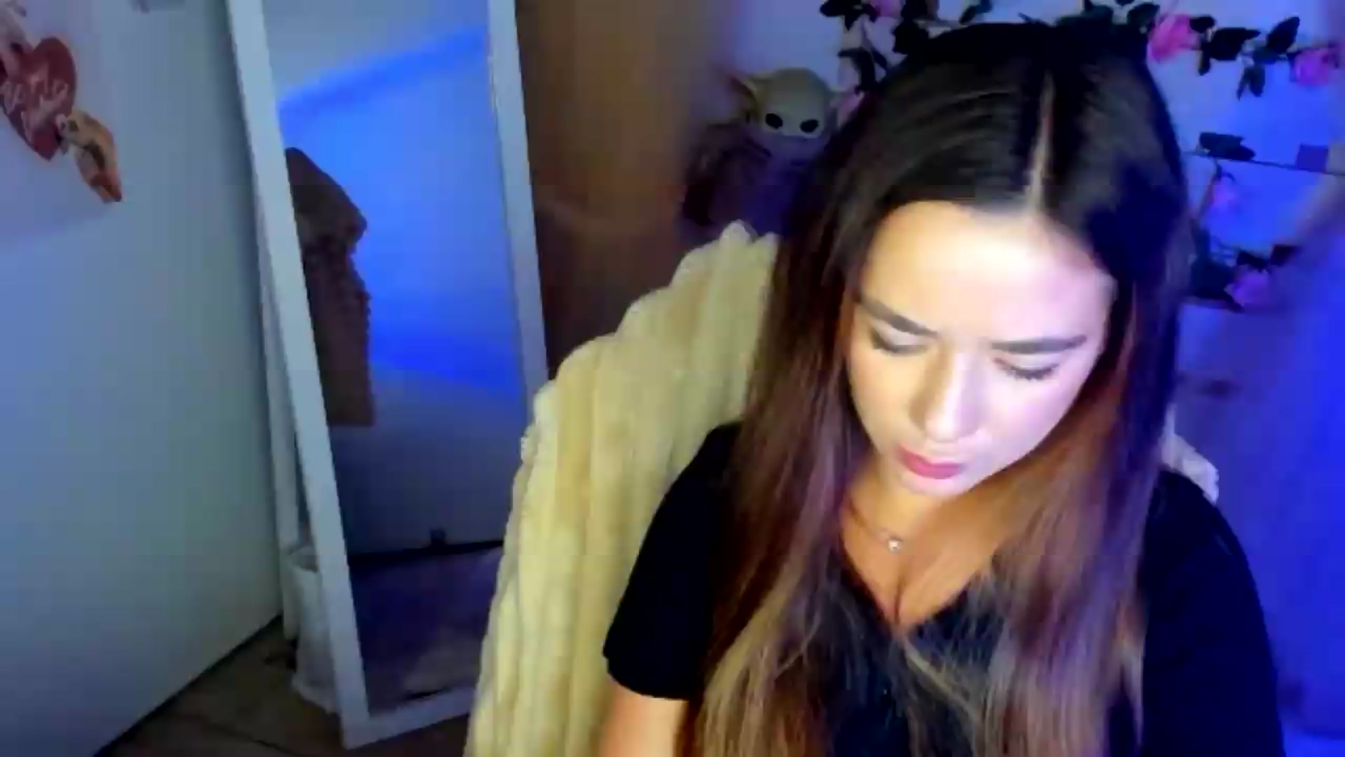 Gallery image thumbnail from KiraLove's myfreecams stream on, 07/01/2026, 10:01 image 15 of 20