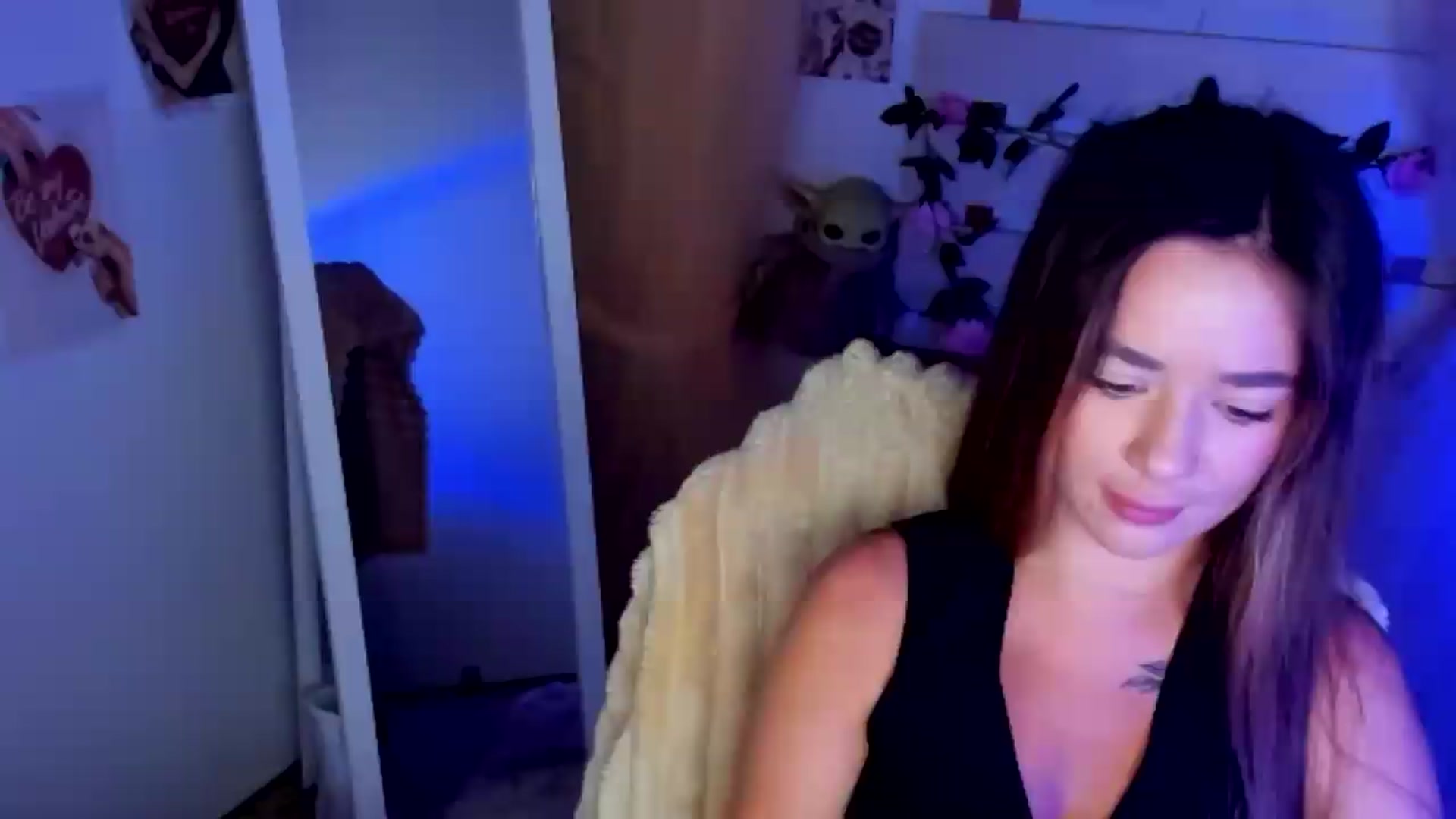 Gallery image thumbnail from KiraLove's myfreecams stream on, 07/02/2026, 06:44 image 4 of 20