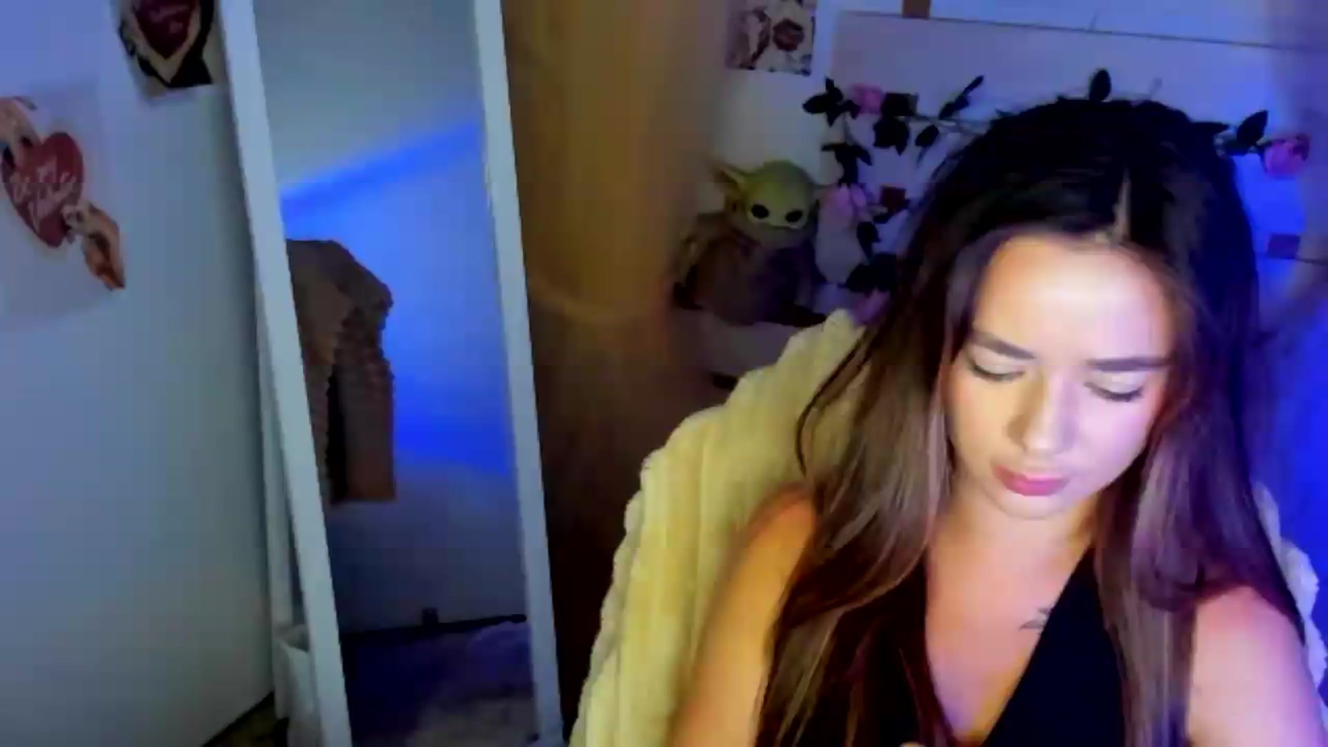 Gallery image thumbnail from KiraLove's myfreecams stream on, 07/02/2026, 06:44 image 9 of 20