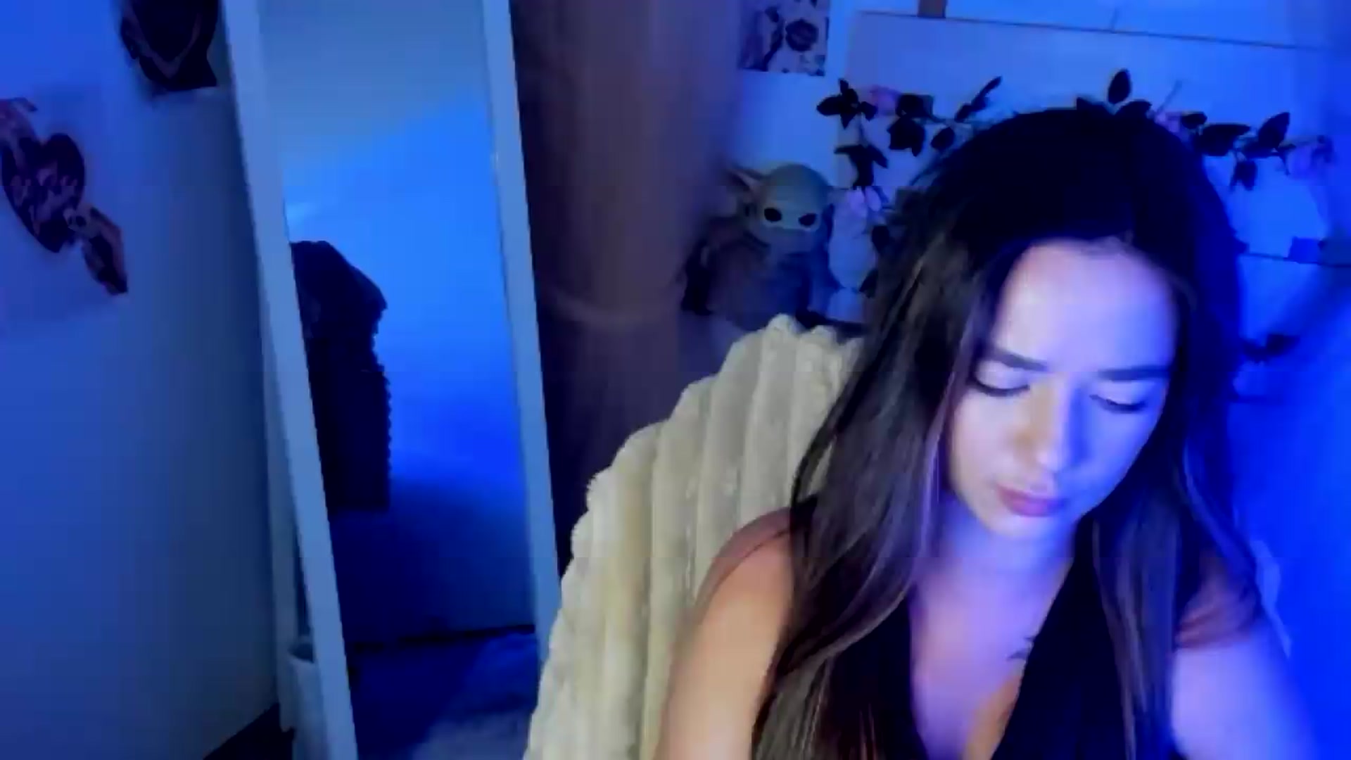 Gallery image thumbnail from KiraLove's myfreecams stream on, 07/02/2026, 06:44 image 12 of 20