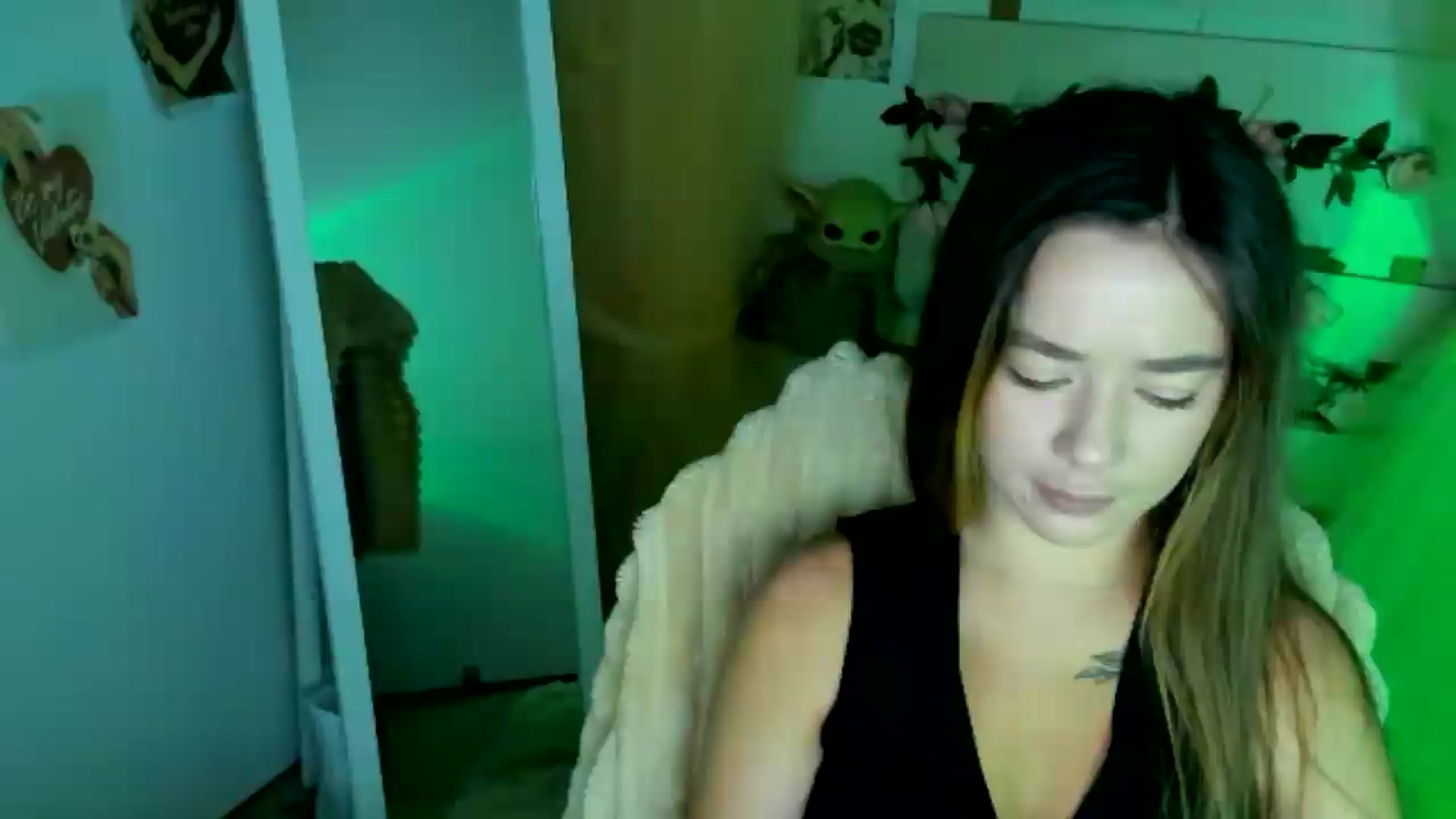 Gallery image thumbnail from KiraLove's myfreecams stream on, 07/02/2026, 06:44 image 2 of 20