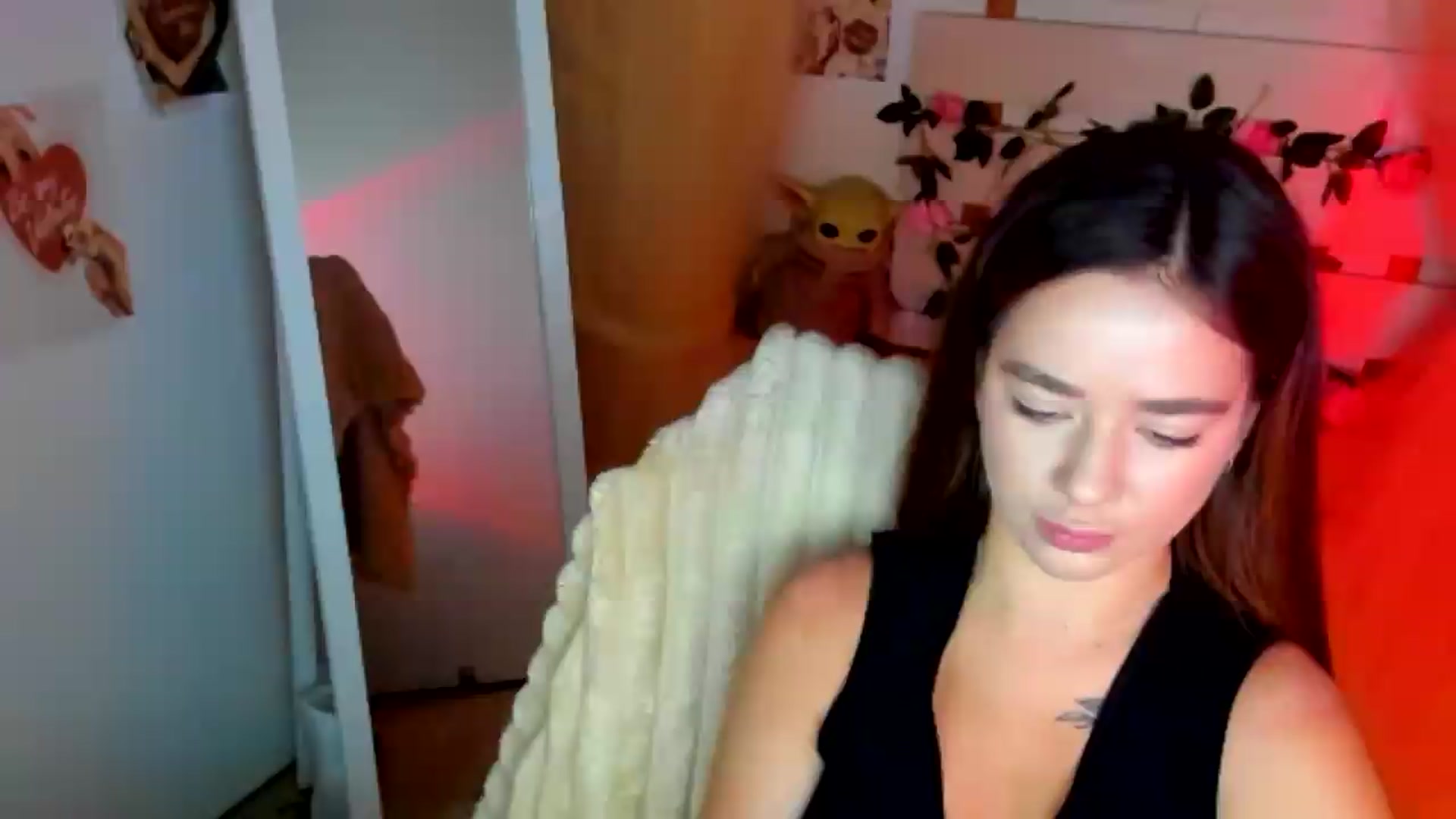 Gallery image thumbnail from KiraLove's myfreecams stream on, 07/02/2026, 08:23 image 5 of 20