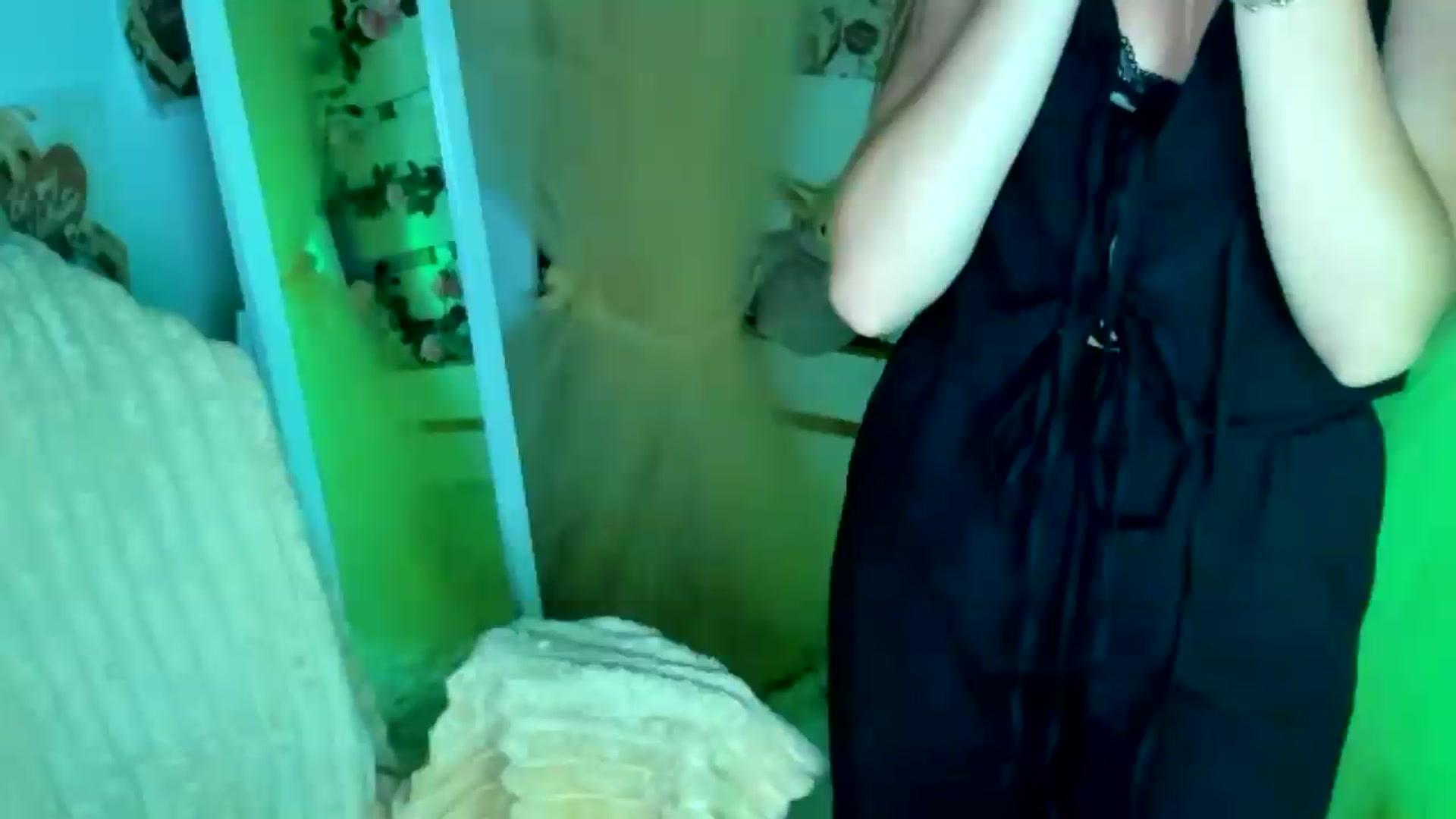 Gallery image thumbnail from KiraLove's myfreecams stream on, 07/02/2026, 12:13 image 15 of 20