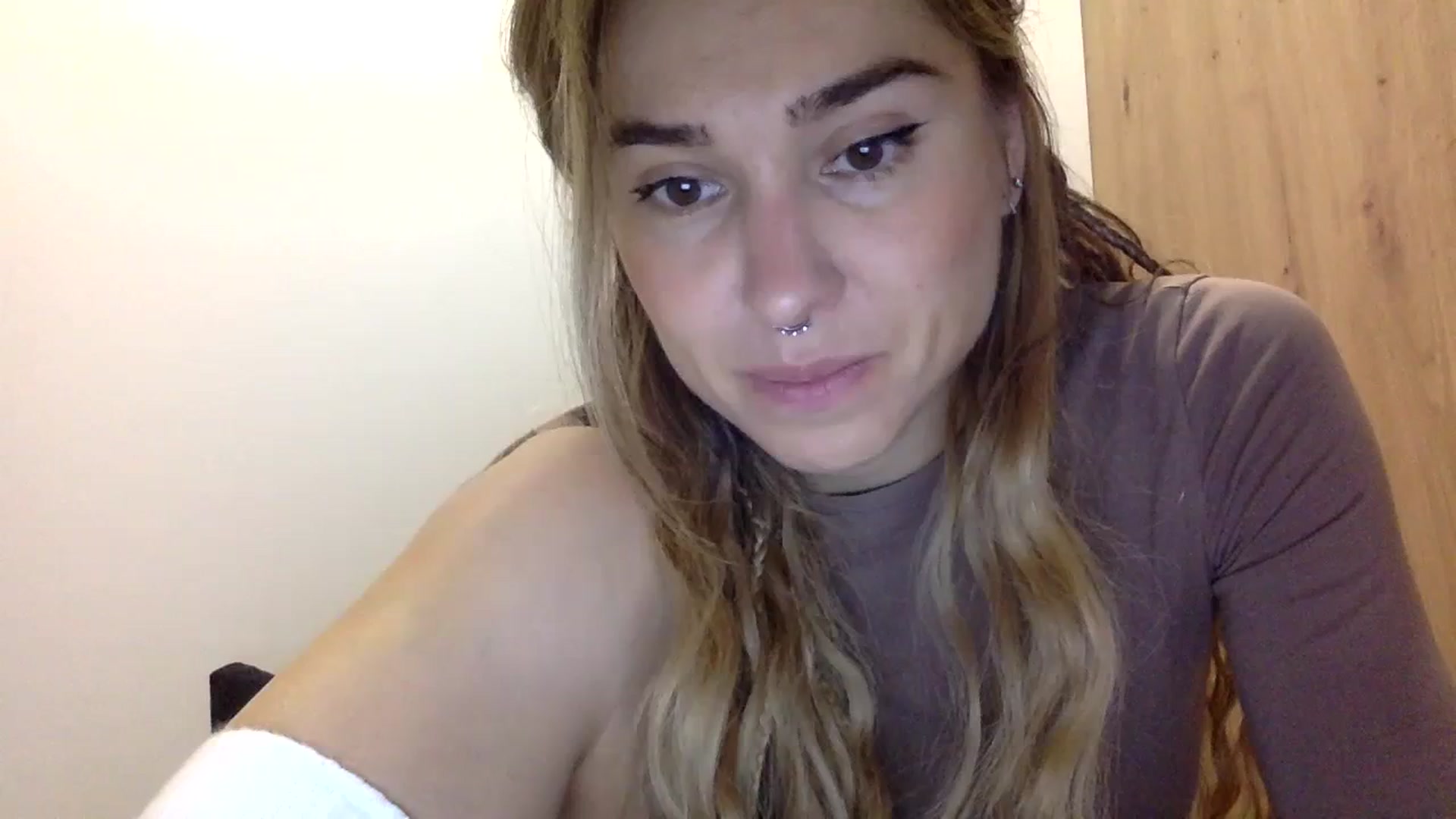 Gallery image thumbnail from KiraLovensee's myfreecams stream on, 11/01/2023, 09:30 image 8 of 20