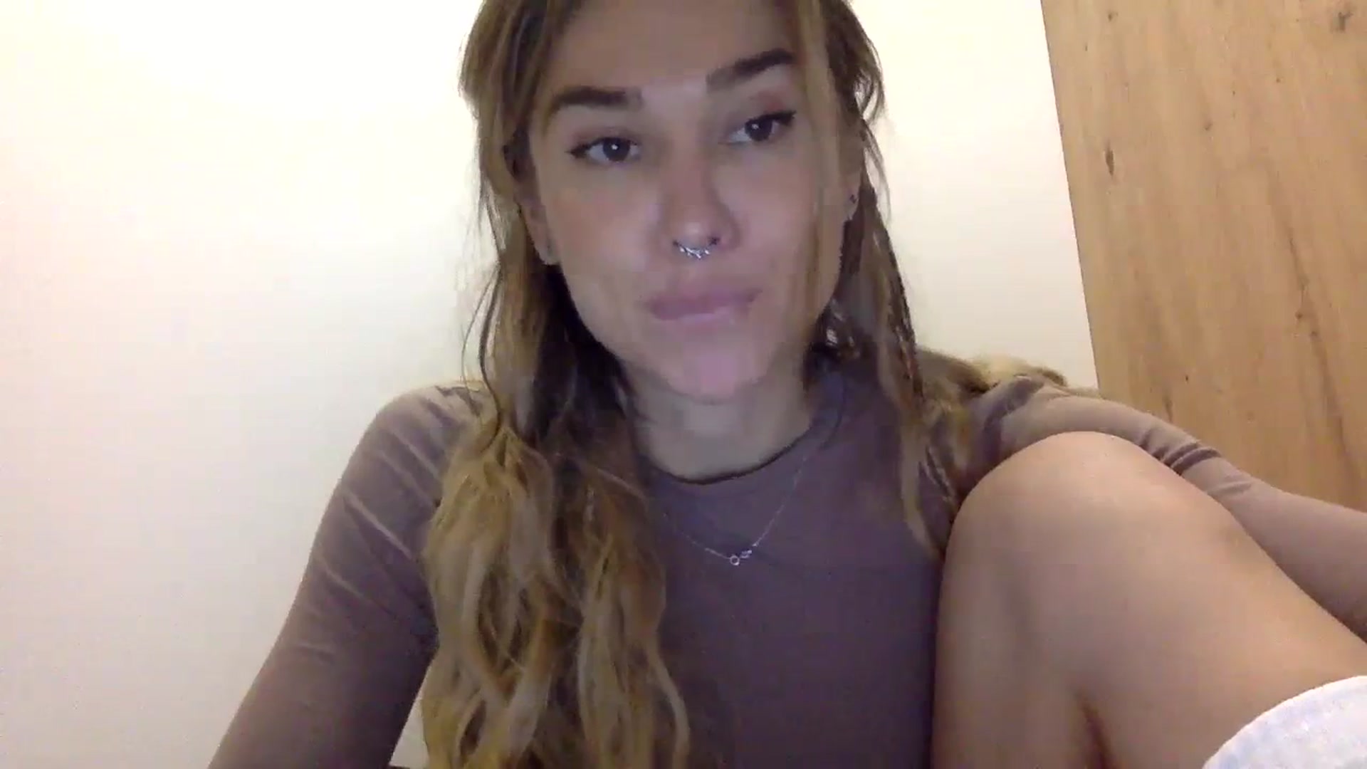 Gallery image thumbnail from KiraLovensee's myfreecams stream on, 11/01/2023, 10:22 image 17 of 20